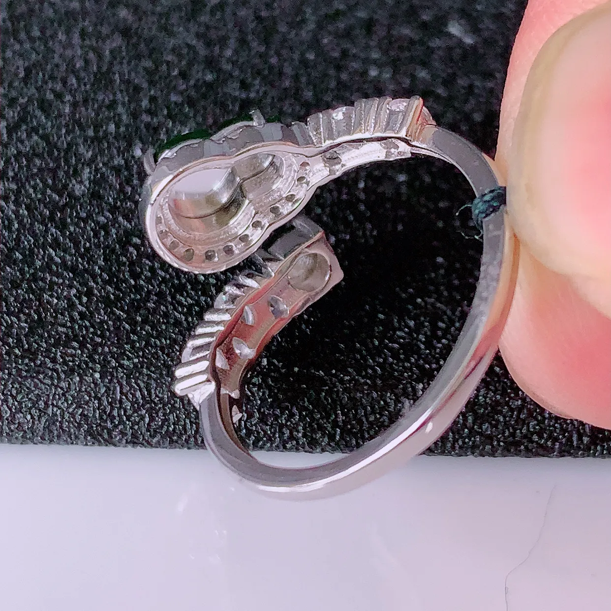 冰透满绿翡翠925银镶嵌葫芦戒指，自然光实拍，翠色灵动，颜色漂亮，种老水足，品相佳，佩戴佳品！#97.16（圈口可调大小）整体 22.5*18.3*5裸石7.8*5.5mm