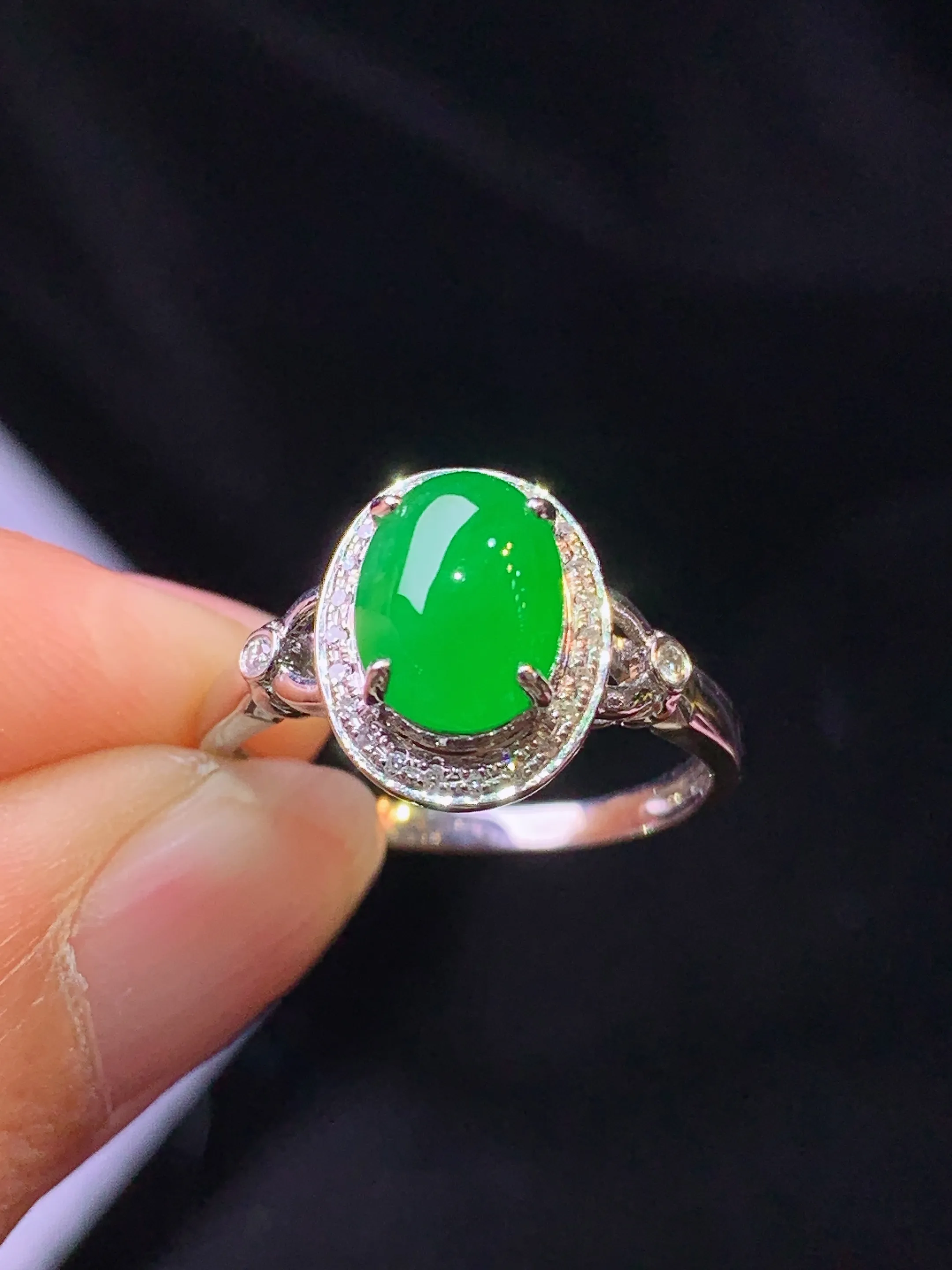 18k金钻镶嵌满绿蛋面戒指 玉质细腻 色泽清新艳丽 圈口10 整体尺寸11.2*9*7.6