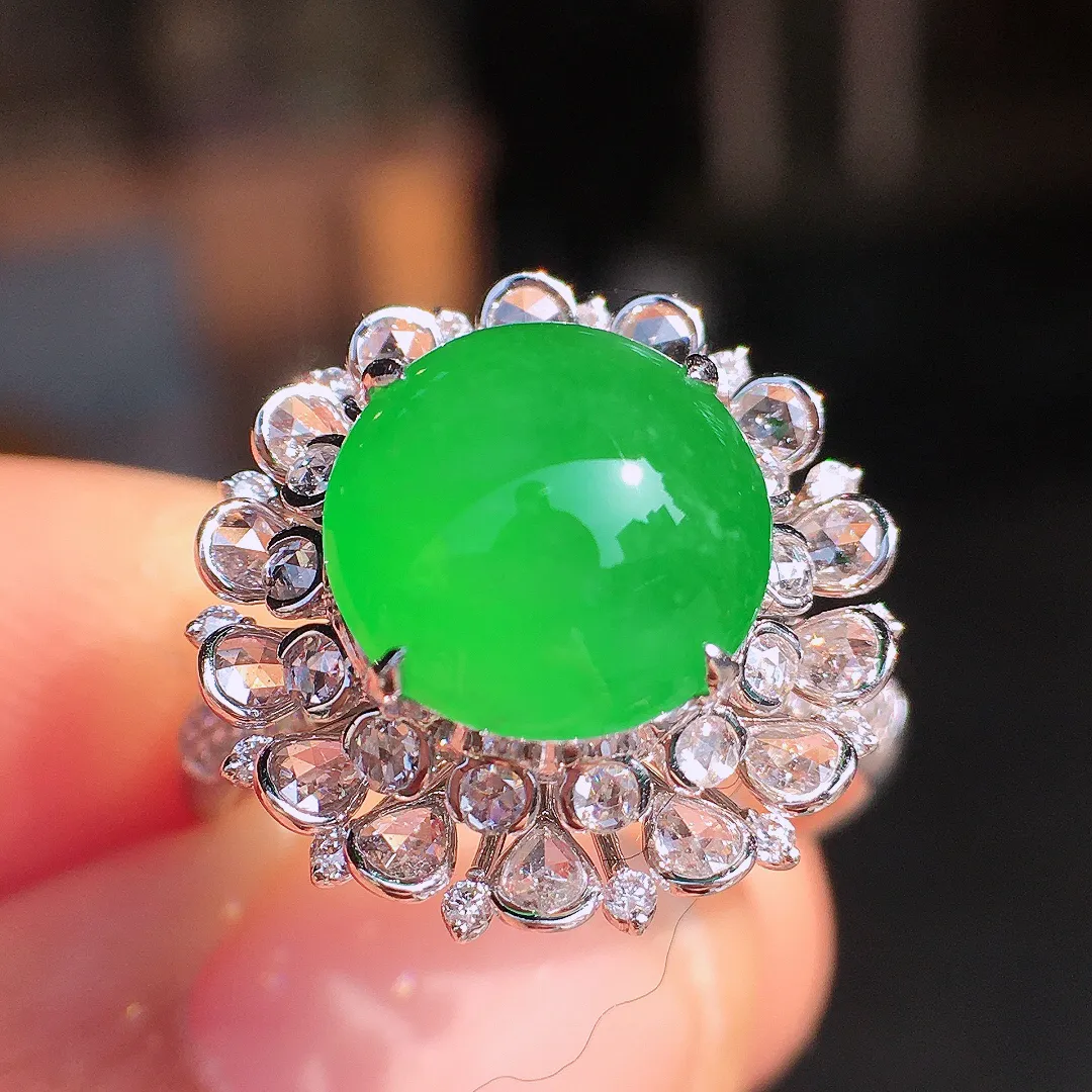 正阳绿蛋面戒指，色泽均匀艳丽，玉质细腻，荧光感超
强，饱满圆润，尽显优雅气质，18k
金豪华镶嵌