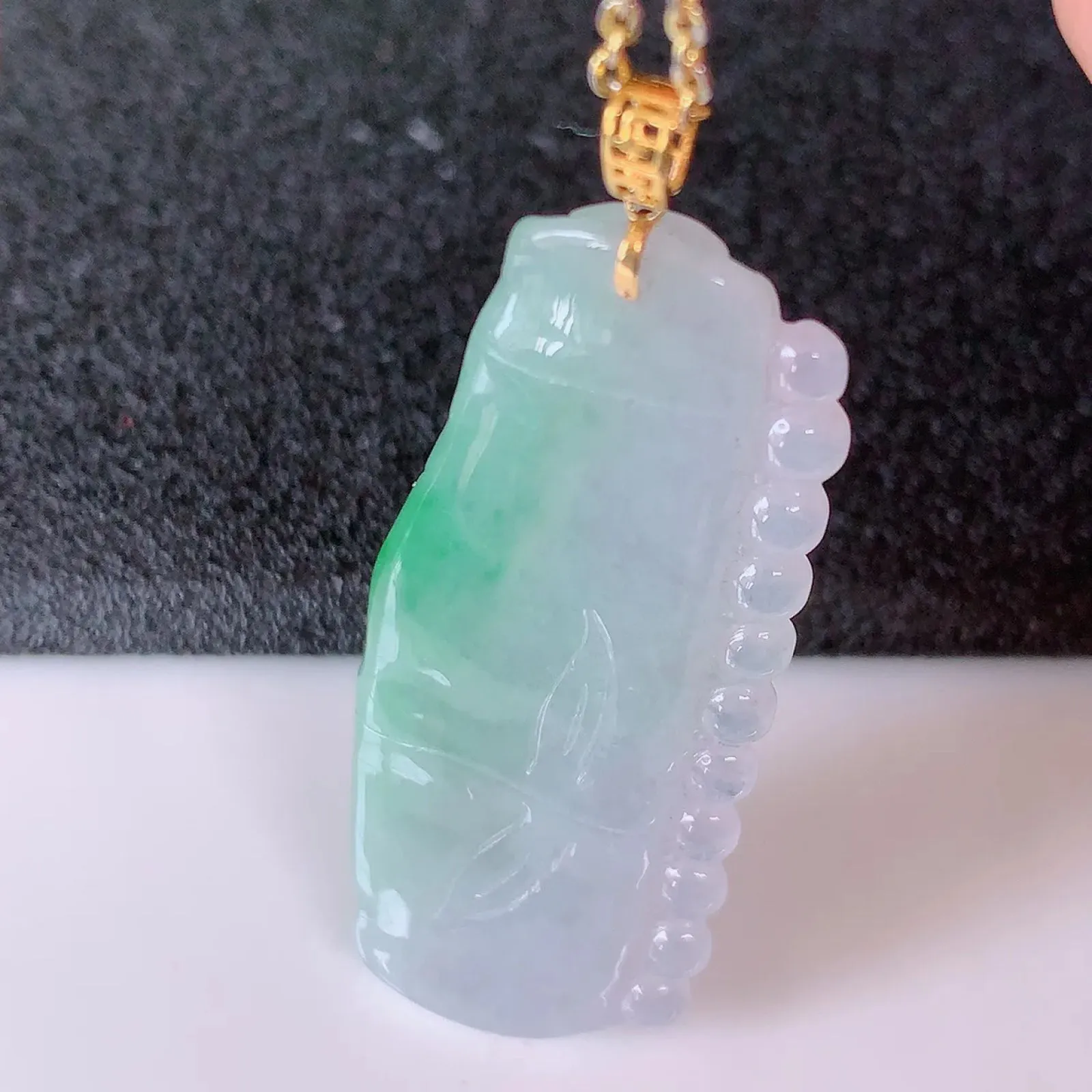 自然光实拍，18K金镶嵌冰春带彩翡翠竹节吊坠。竹节寓意“节节高，官运亨通，前程似锦，水润莹泽，清秀高雅，佩戴精美！#41.22