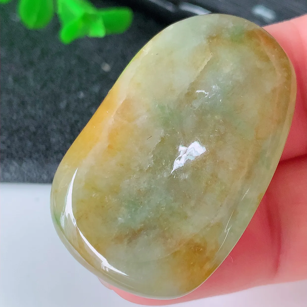 自然光实拍，冰胶黄加绿翡翠观音菩萨吊坠，赐福观音， 玉润通透， 慈祥端庄！#94.16