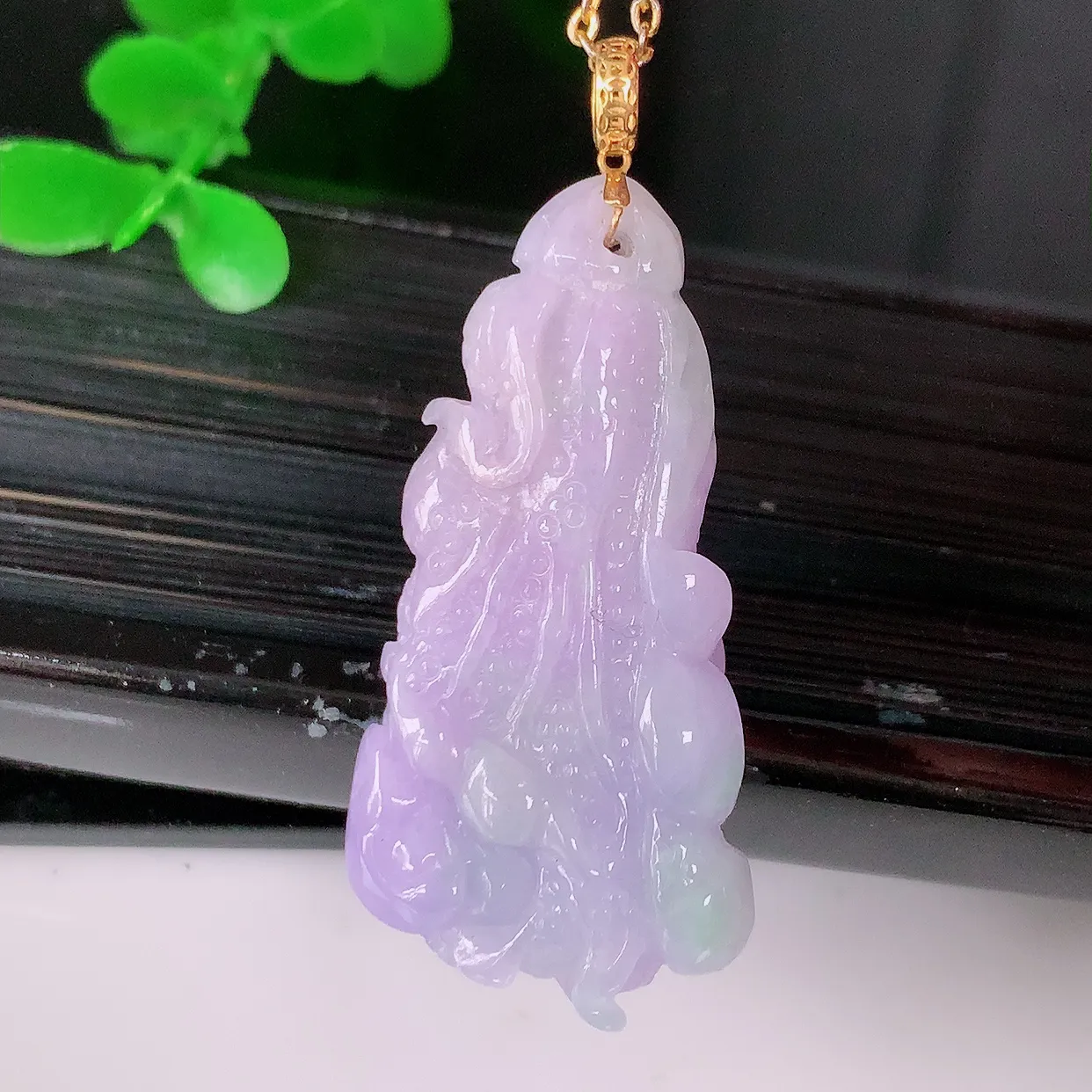 18K金镶嵌紫罗兰翡翠招百财白菜吊坠，百财聚来，财源滚滚，色泽鲜艳，精工水润的白菜， 性价比高！#1.22