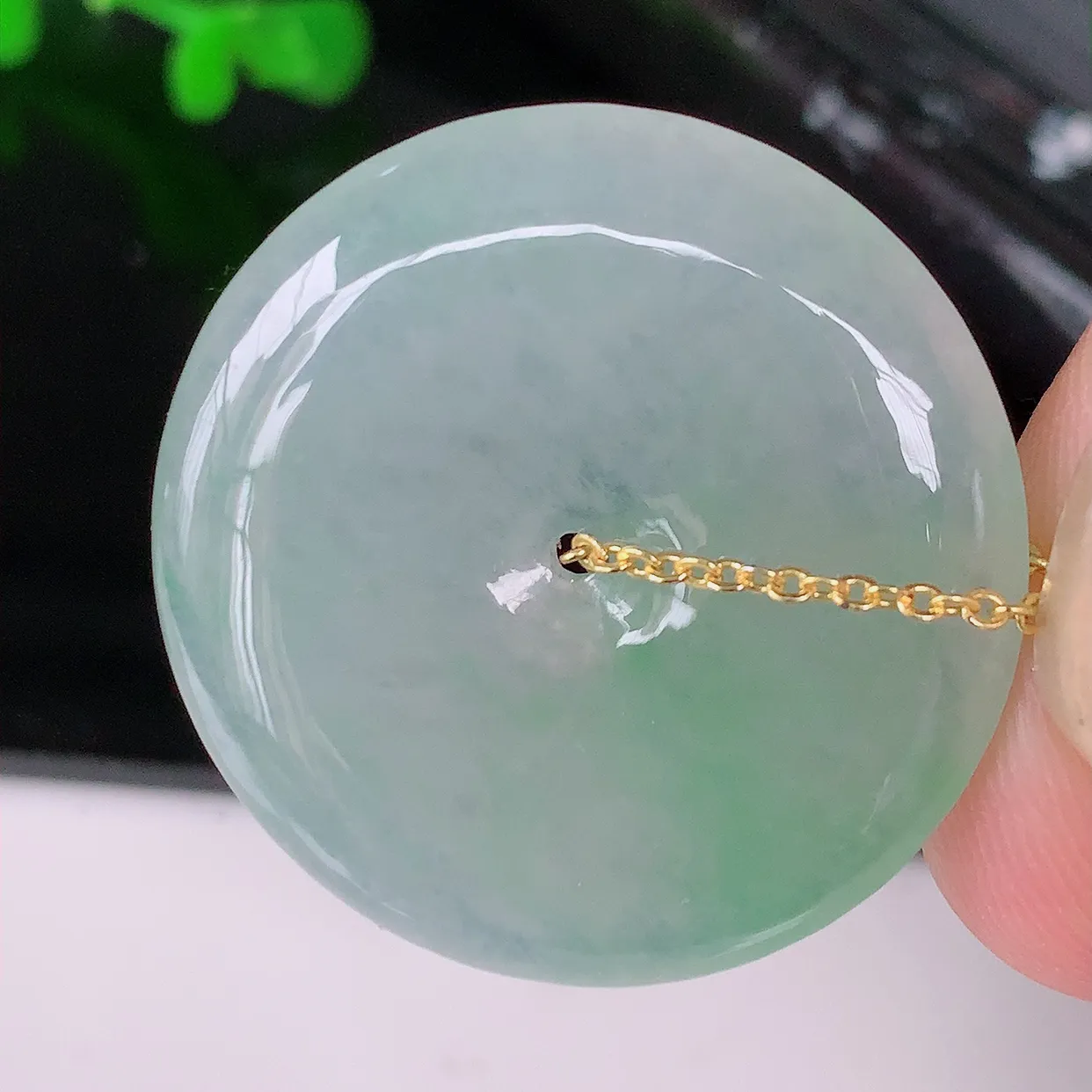 自然光实拍，冰种飘花翡翠平安扣吊坠，冰透，灵动飘逸，寓意平平安安， 平安扣佩戴端庄漂亮！#57.20