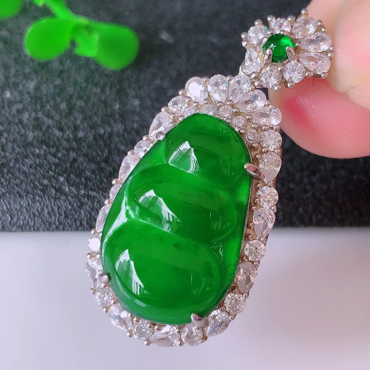 冰透满绿翡翠925银镶嵌四季豆吊坠，自然光实拍，翠色灵动，颜色漂亮，种老水足，品相佳，佩戴佳品！#97.16整体35.5-16.5-10 裸石 19.5*13