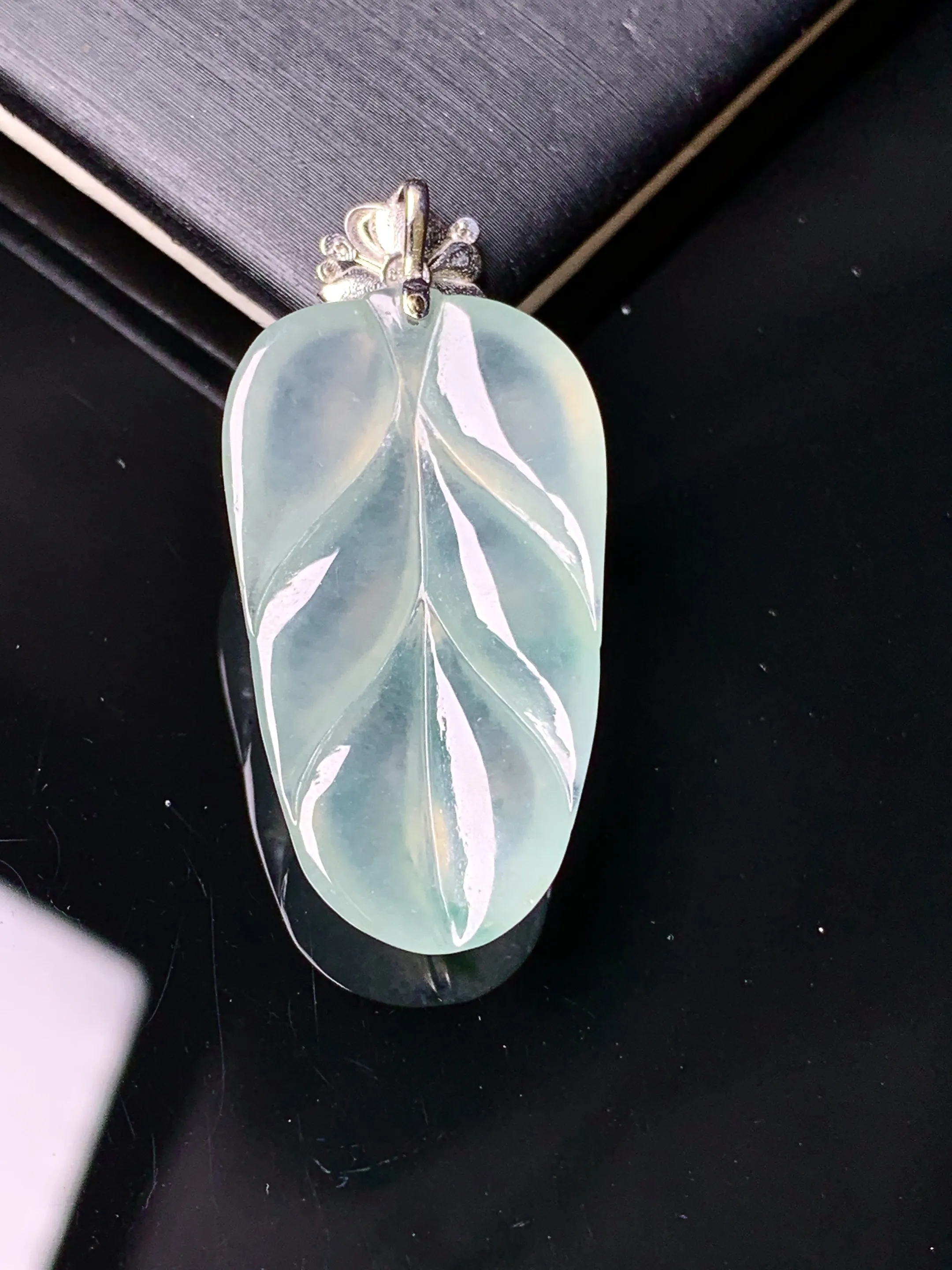 18k金镶嵌冰种树叶吊坠 玉质细腻 色泽清新艳丽 整体尺寸36.6*17.3*4.8