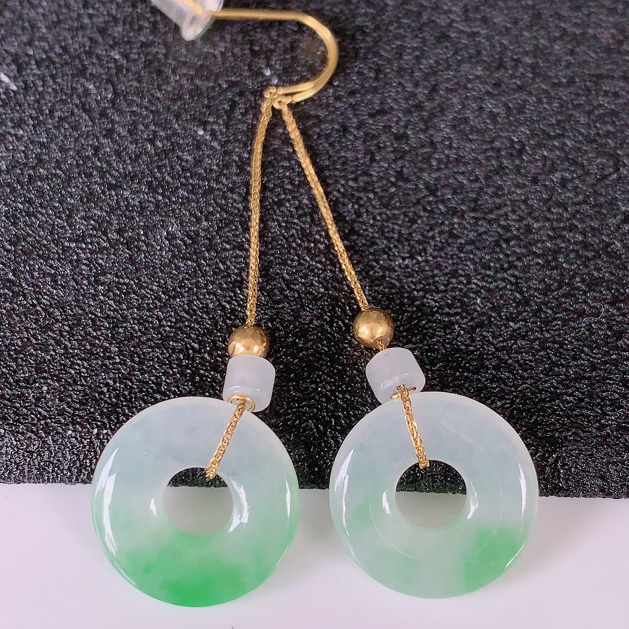 自然光实拍 18k金镶嵌翡翠耳坠，沁人心脾，豪华镶嵌而成，耳坠佩戴效果大气出众，尽显气质。种水好，胶感足，颜相当漂亮，高性价比，值得入手品鉴！#41.16耳坠整体长46.5 裸石14- 2.5