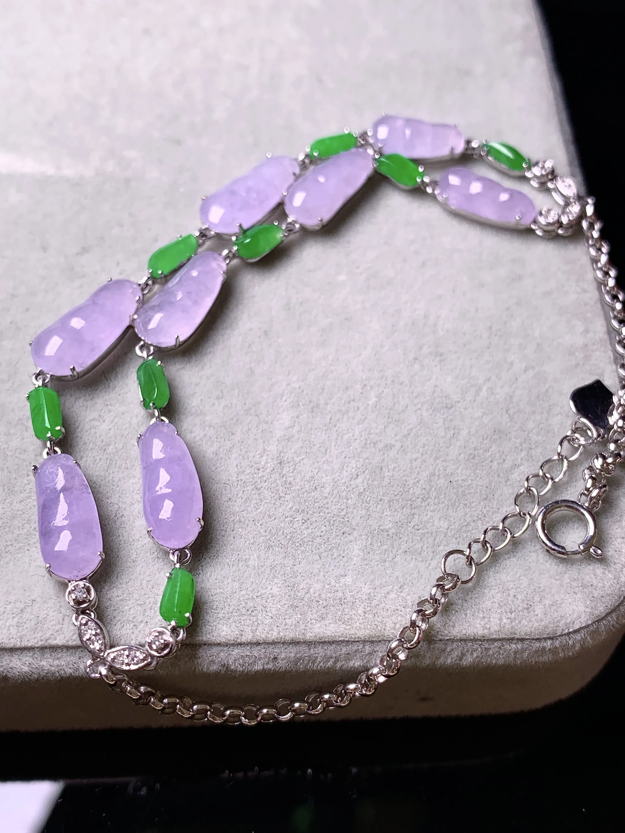 18k金钻镶嵌紫罗兰四季豆手链 玉质细腻 色泽清新艳丽 整体尺寸11*4.3*2.3