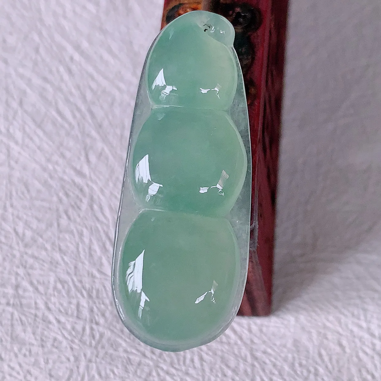 自然光实拍，冰种淡绿翡翠四季豆吊坠，平安豆福豆玉坠，冰润通透， 豆粒饱满，寓意：豆蔻年华！#01.22