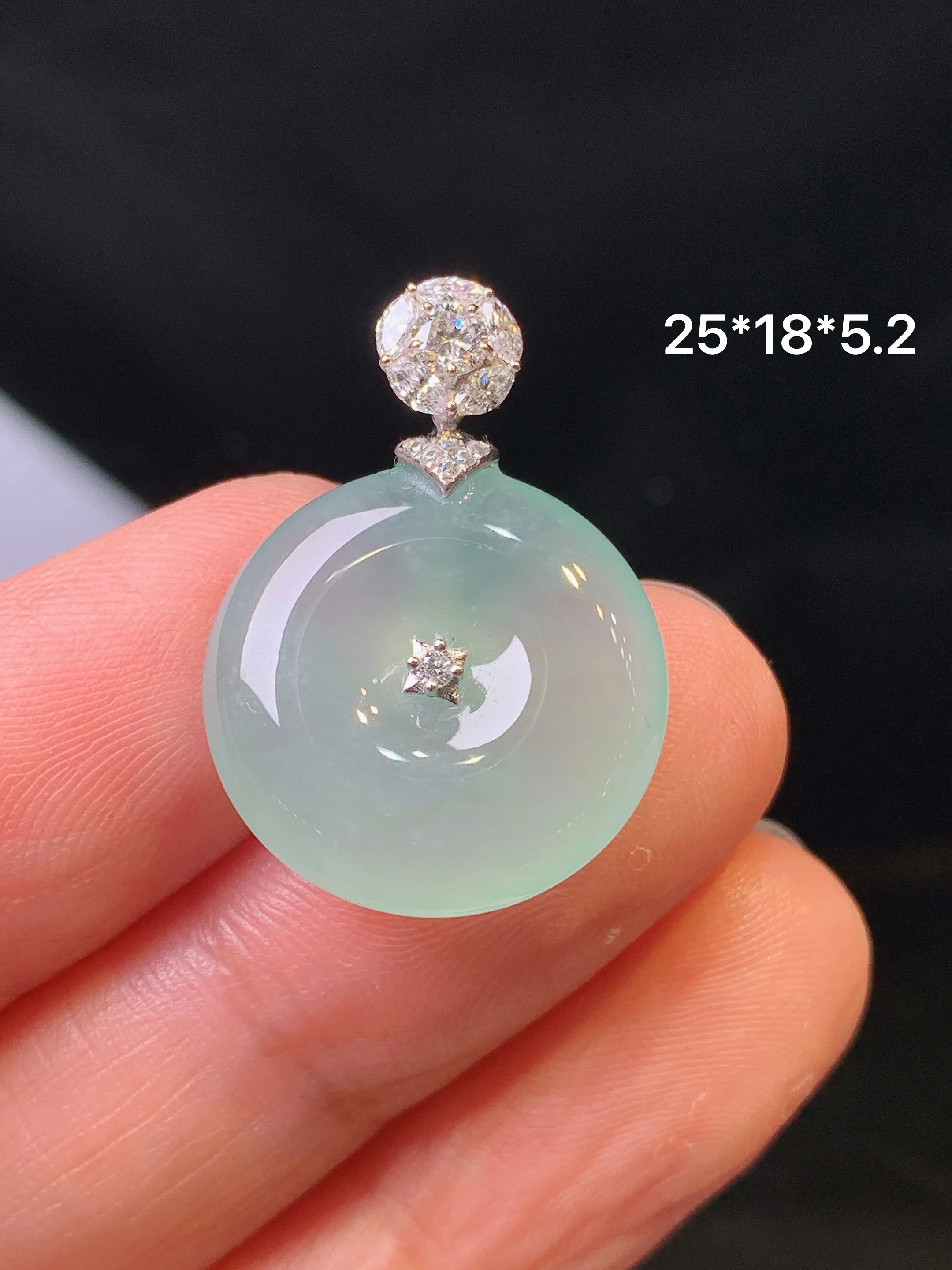 18k金钻镶嵌冰种平安扣吊坠 玉质细腻 色泽清新艳丽 整体尺寸25*18*5.2