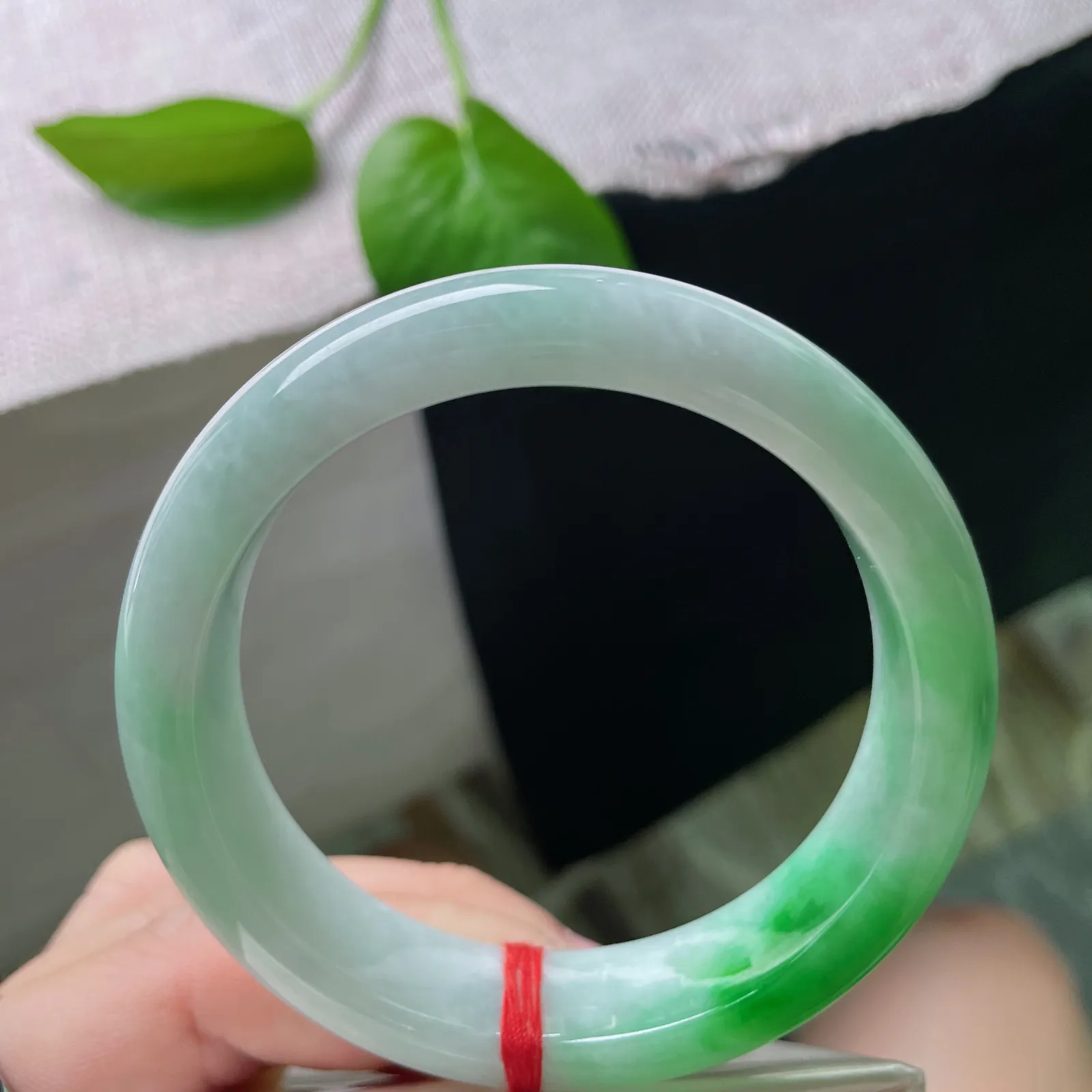 57.8/14.8/8.5飘绿正圈，水润，宽版，婉间 一抹灵韵翠绿，贵气～