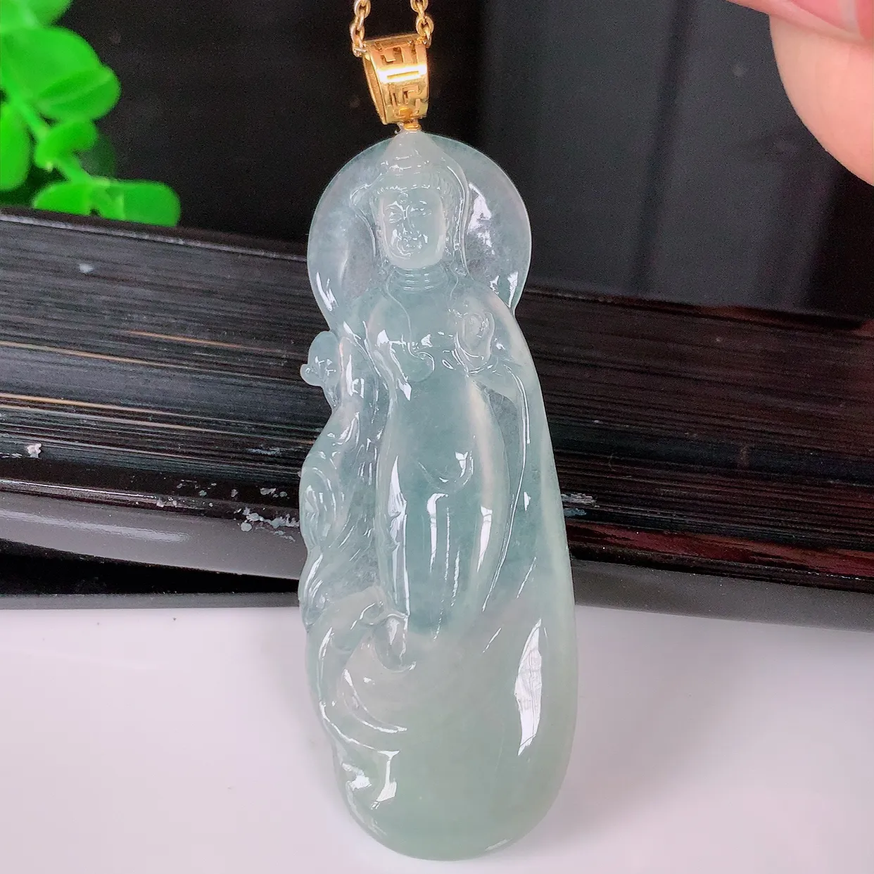 自然光实拍，18K金镶嵌冰种翡翠观音菩萨吊坠，赐福翡翠观音，观音面相端庄，品相佳， 佩戴气质！#1.22整体61裸石53.5*20*4.5
