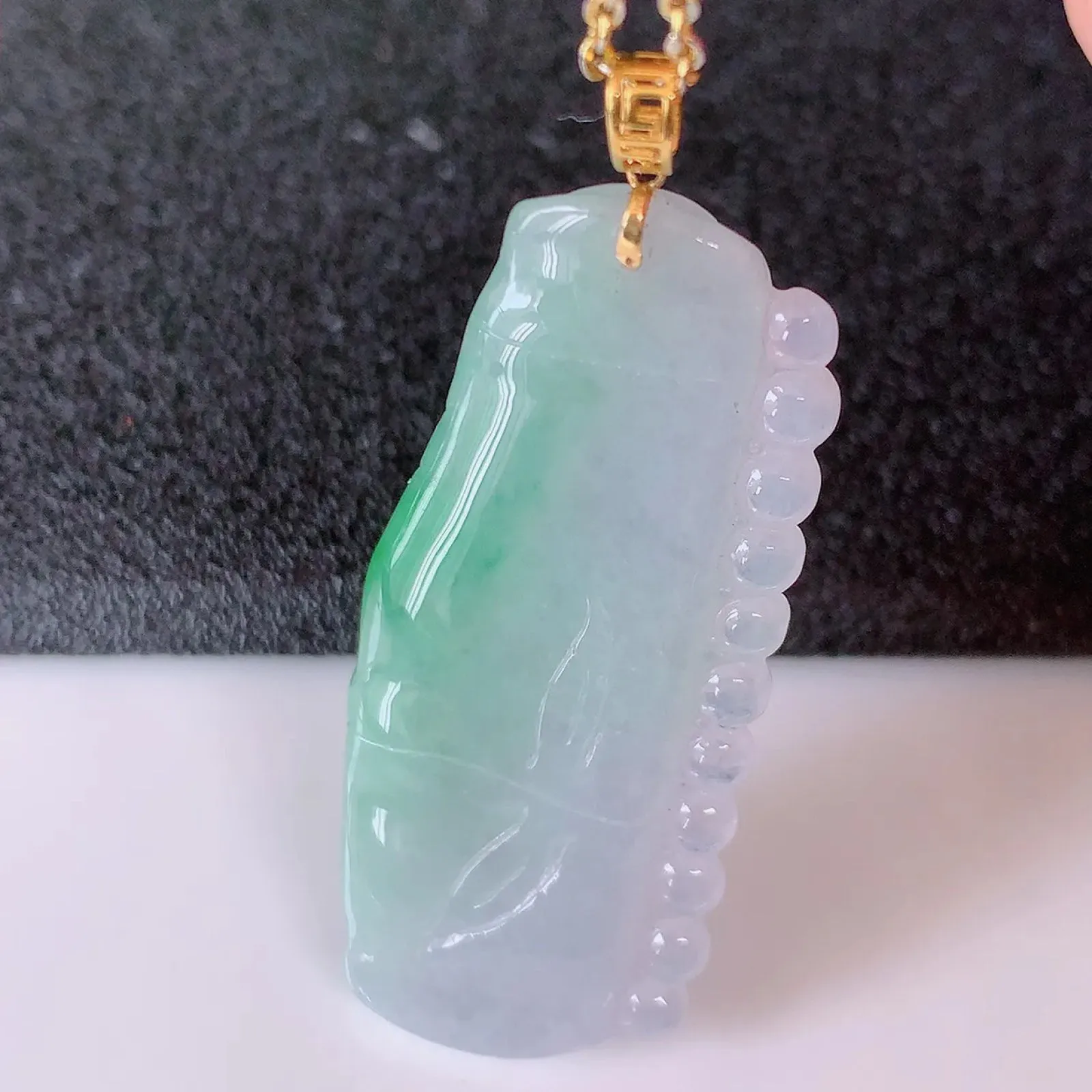 自然光实拍，18K金镶嵌冰春带彩翡翠竹节吊坠。竹节寓意“节节高，官运亨通，前程似锦，水润莹泽，清秀高