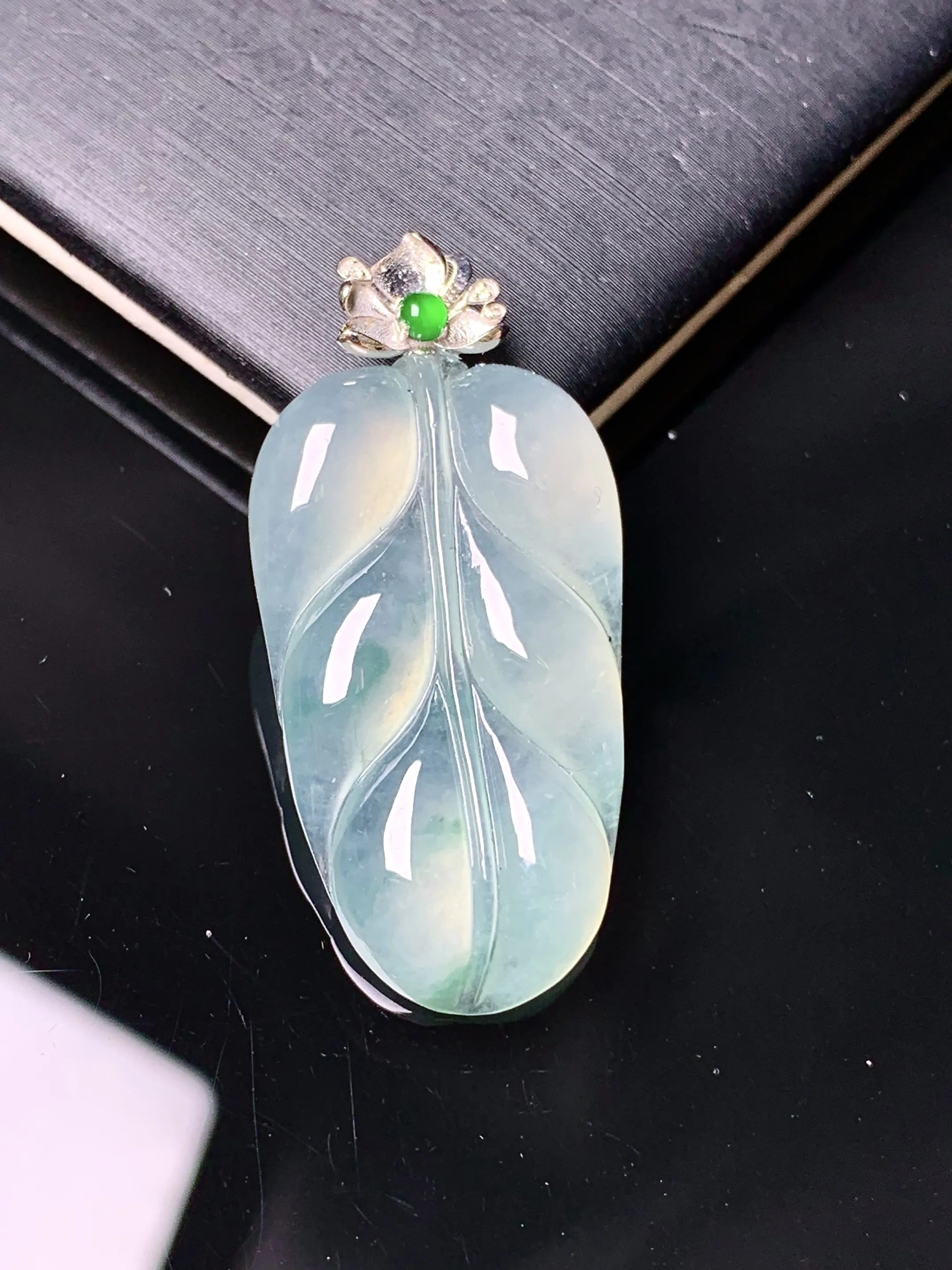 18k金镶嵌冰种树叶吊坠 玉质细腻 色泽清新艳丽 整体尺寸36.6*17.3*4.8