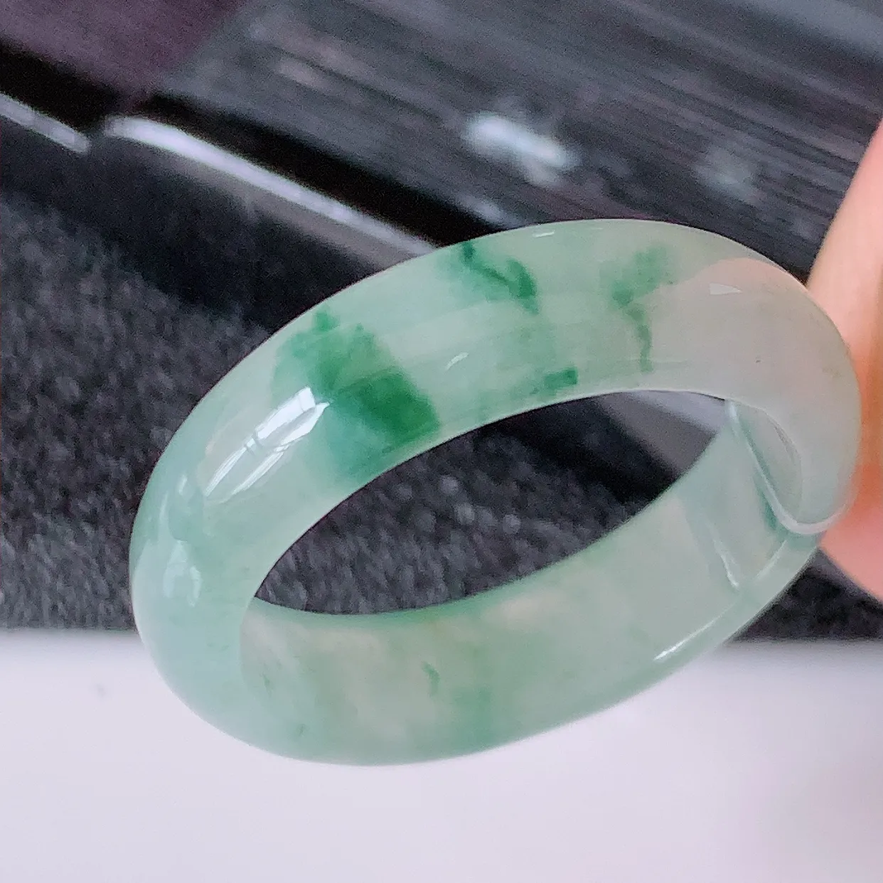 自然光实拍，18mm内径冰种飘花翡翠指环，玉戒指，玉质莹润，好精美好冰润的指环，17圈口，上手纤巧！#49.16尺寸 18*5.5*2.8mm