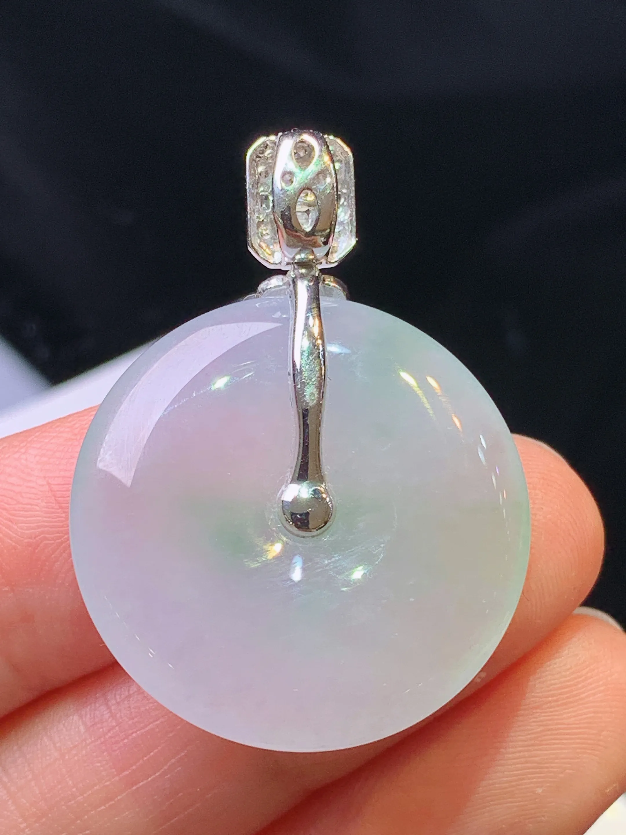 18k金钻镶嵌冰种飘绿平安扣吊坠 玉质细腻 色泽清新艳丽 整体尺寸35.5*26*5.8