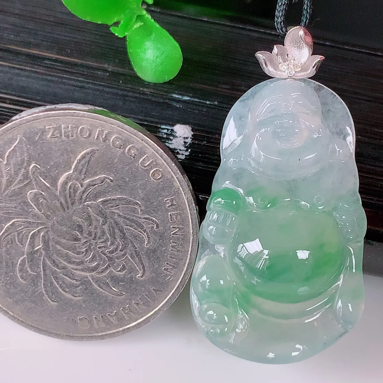 自然光实拍，18K金镶嵌冰种飘绿翡翠逍遥布袋佛吊坠，代代有钱，水足丰盈，盈满欢喜， 配戴送礼佳品！#1.22整体32.8裸石28*17*5.5