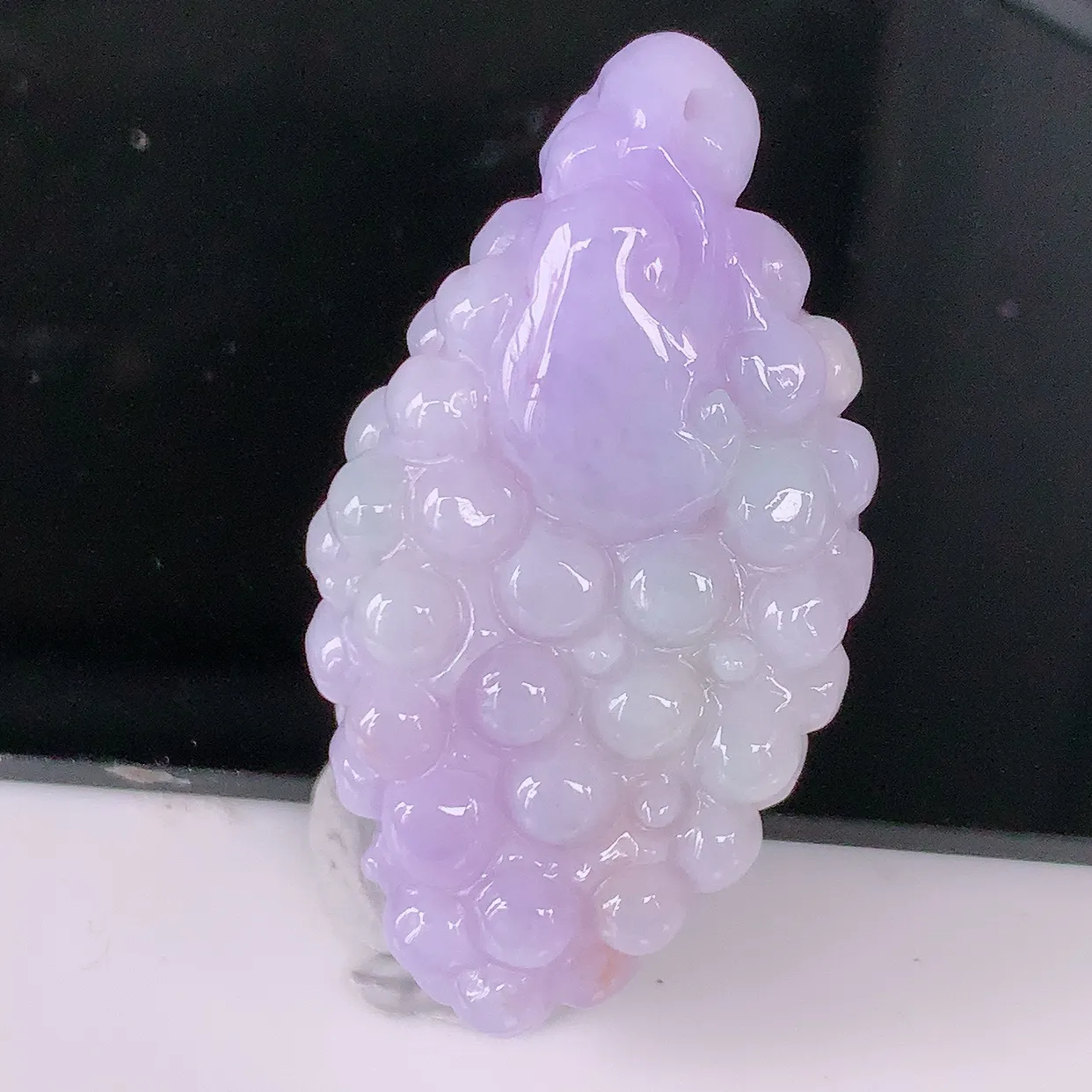 自然光实拍，冰润紫罗兰翡翠葡萄吊坠，多子多福，种老水足，雕工精湛 ，寓意美好， 佩戴时尚出众！#05.22