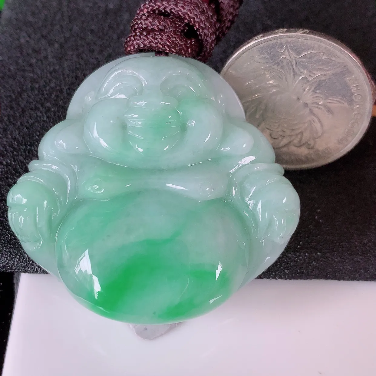 自然光实拍，大件厚装冰润飘绿翡翠佛公吊坠，开心笑佛，种老水足，颜色漂亮， 立体饱满圆润， 佩戴效果赞#46.16
