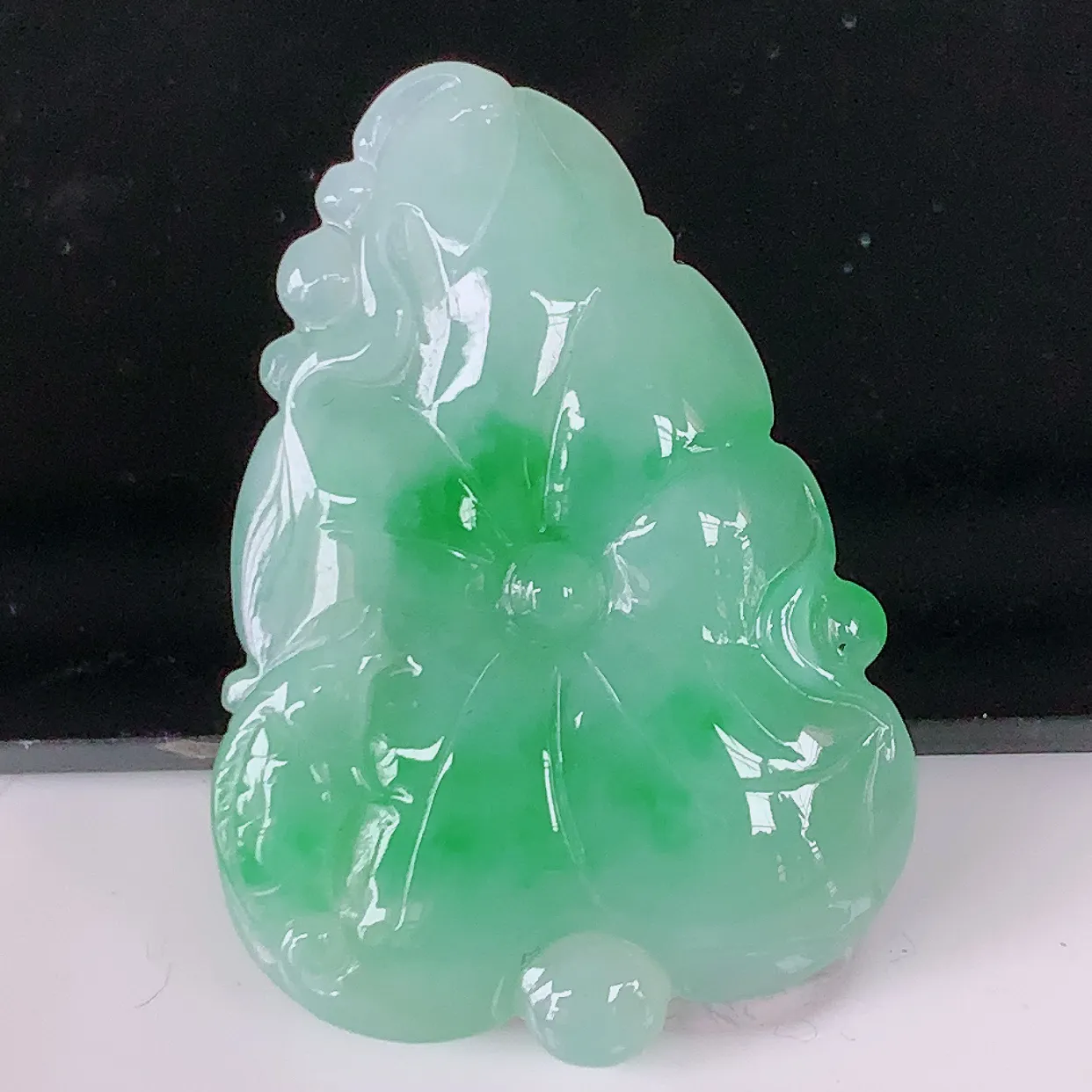 自然光实拍，冰润飘绿翡翠荷叶鱼、和和美美玉坠，财源广进，自然隐逸、荷本是素不着尘之物， 有和美之寓意