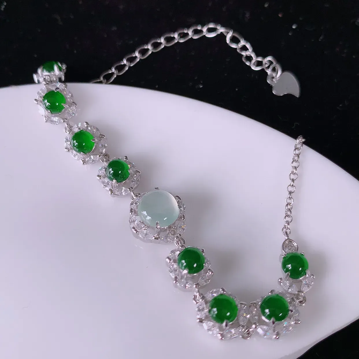 冰透满绿翡翠925银镶嵌手链，自然光实拍，翠色灵动，颜色漂亮，种老水足，品相佳，佩戴佳品！#97.16取一整体10.5*10.5*6裸石 6.8*6.8mm