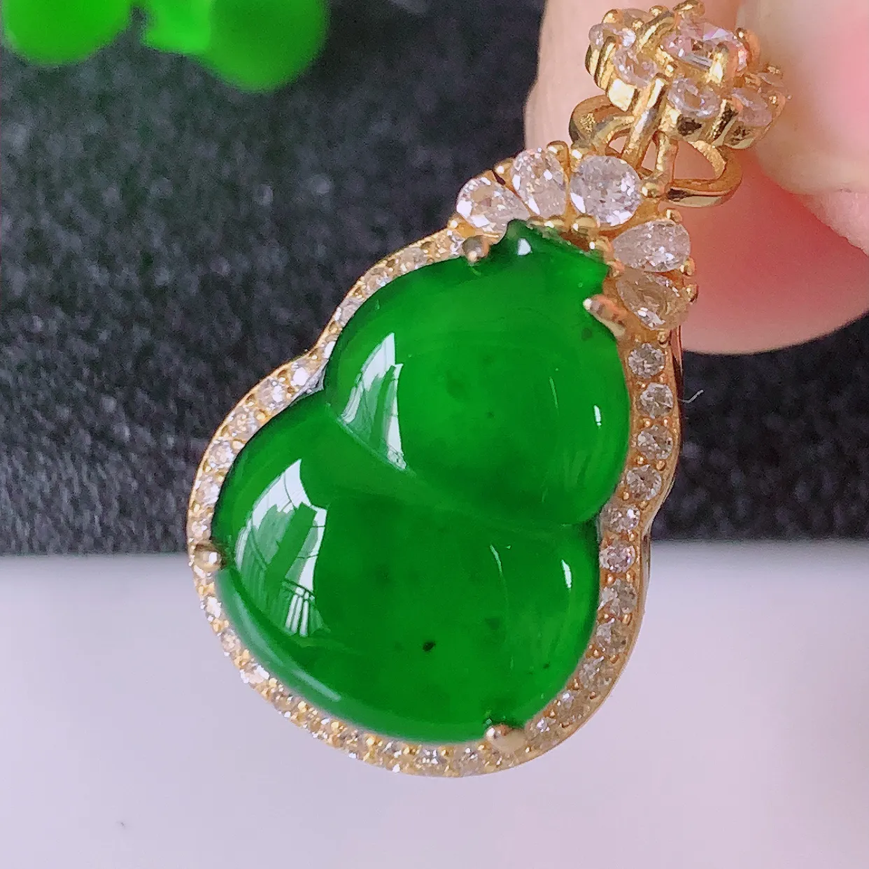 冰透满绿翡翠925银镶嵌葫芦吊坠，自然光实拍，翠色灵动，颜色漂亮，种老水足，品相佳，佩戴佳品！#97.16整体26.5*15*9.6 裸石 16*12