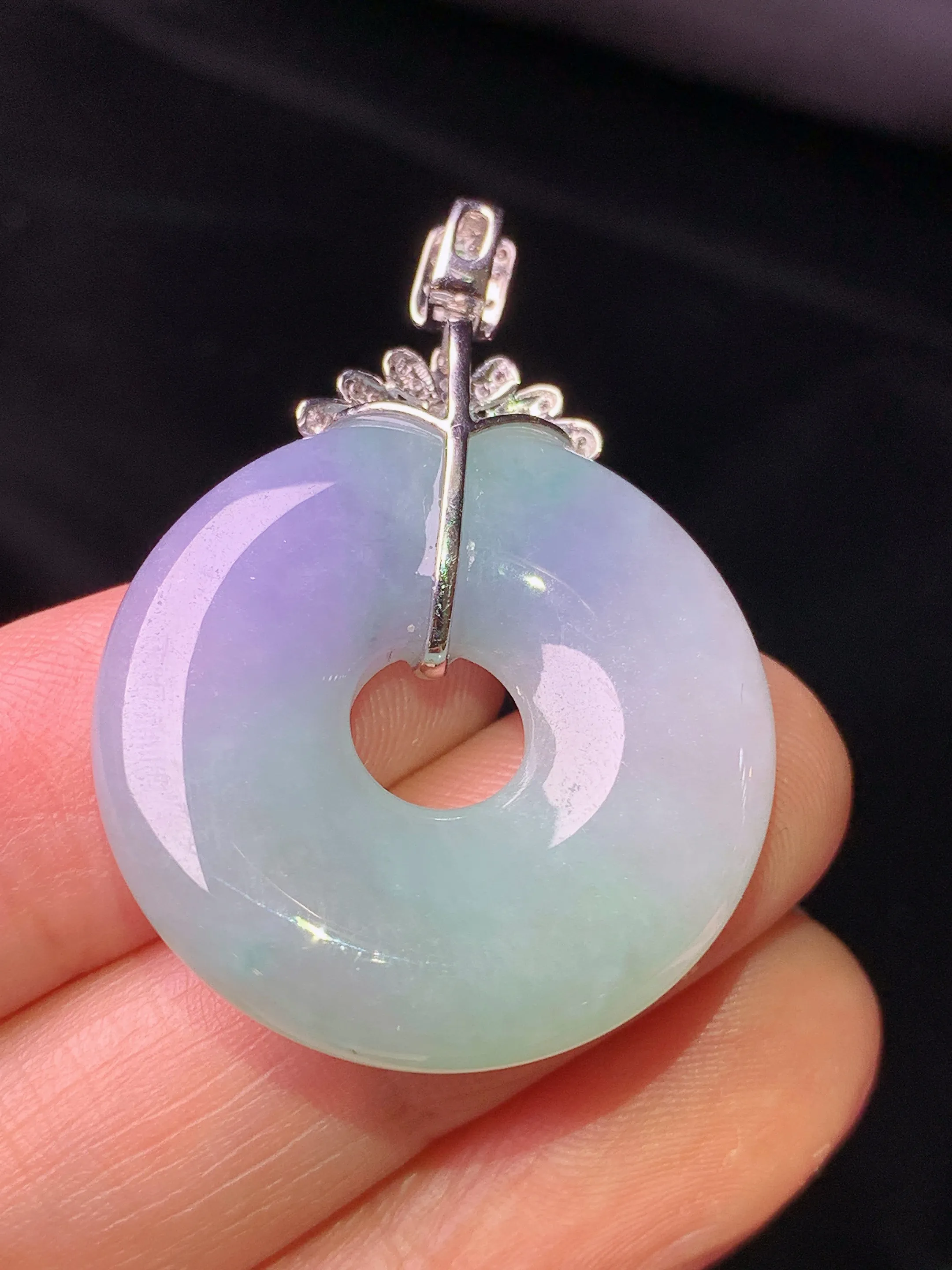 18k金钻镶嵌淡春彩平安环吊坠 玉质细腻 色泽清新艳丽 整体尺寸37.5*27*5.7