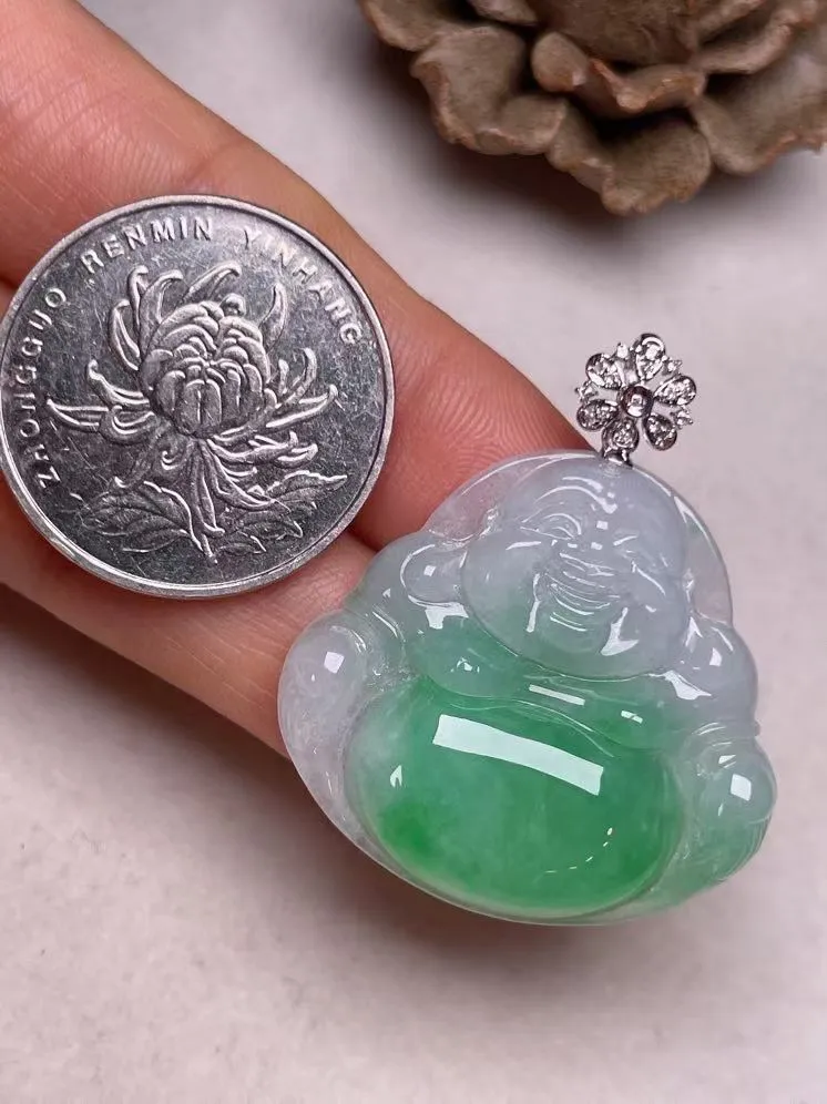 冰糯种飘绿佛公吊坠、真金真钻镶嵌，种水好，玉质细腻 .裸石尺寸 31.7*29.8