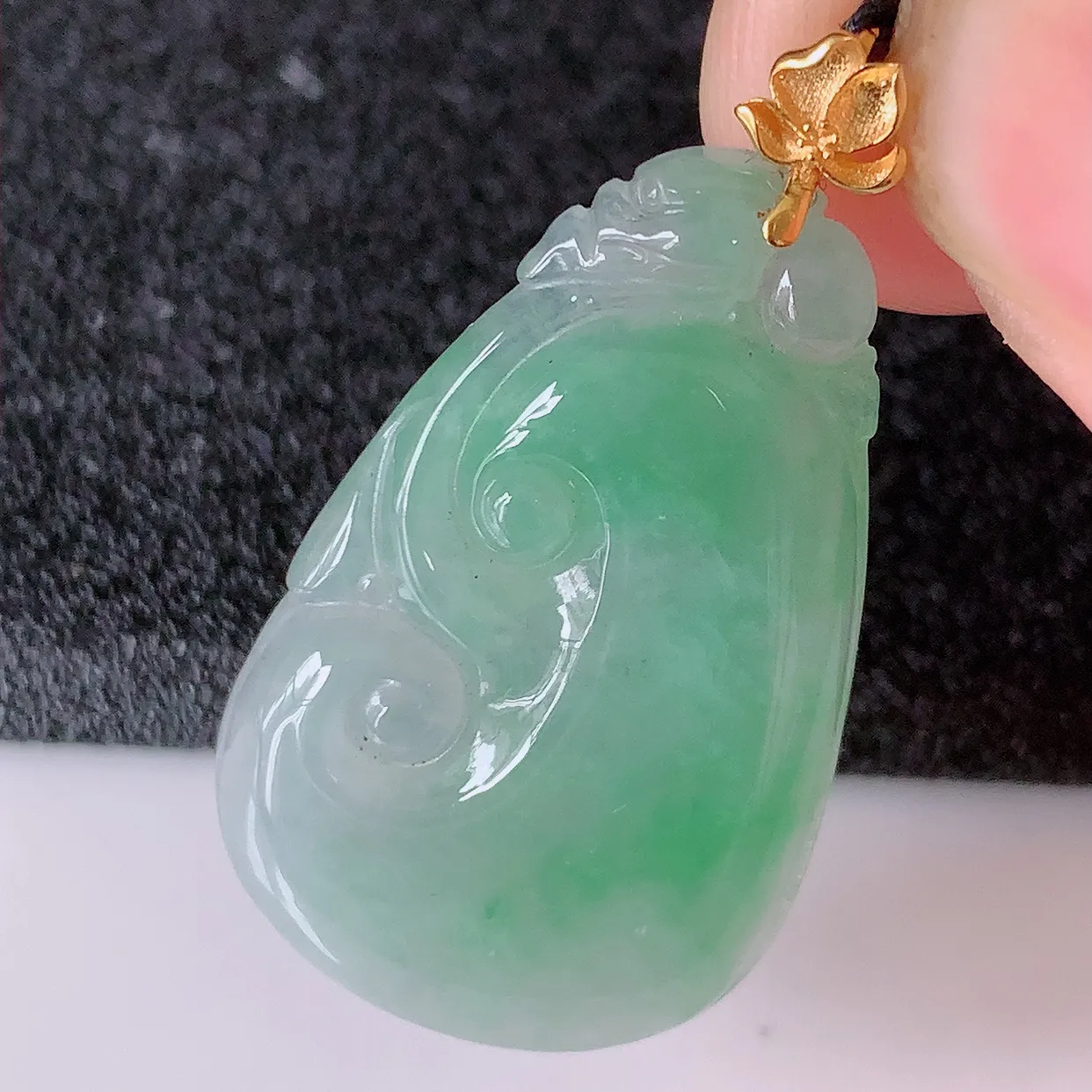 18K金镶嵌冰飘绿翡翠如意吊坠，简单的镶嵌设计、让玉坠百搭又精致， 寓意着吉祥， 事事如意！#41.16