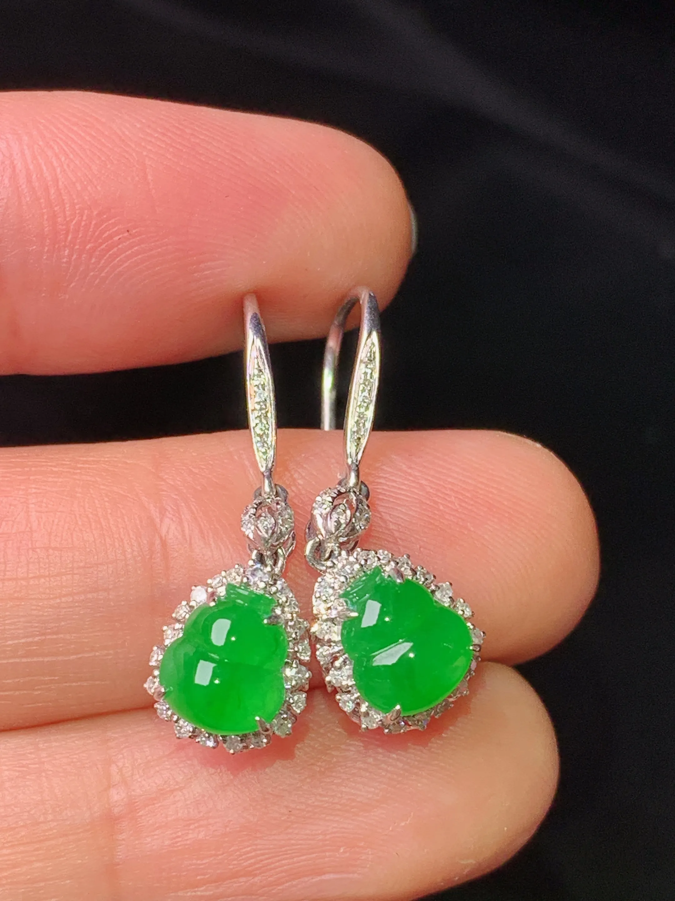 18k金钻镶嵌满绿葫芦耳坠 玉质细腻 色泽清新艳丽 整体尺寸27.2*8*6