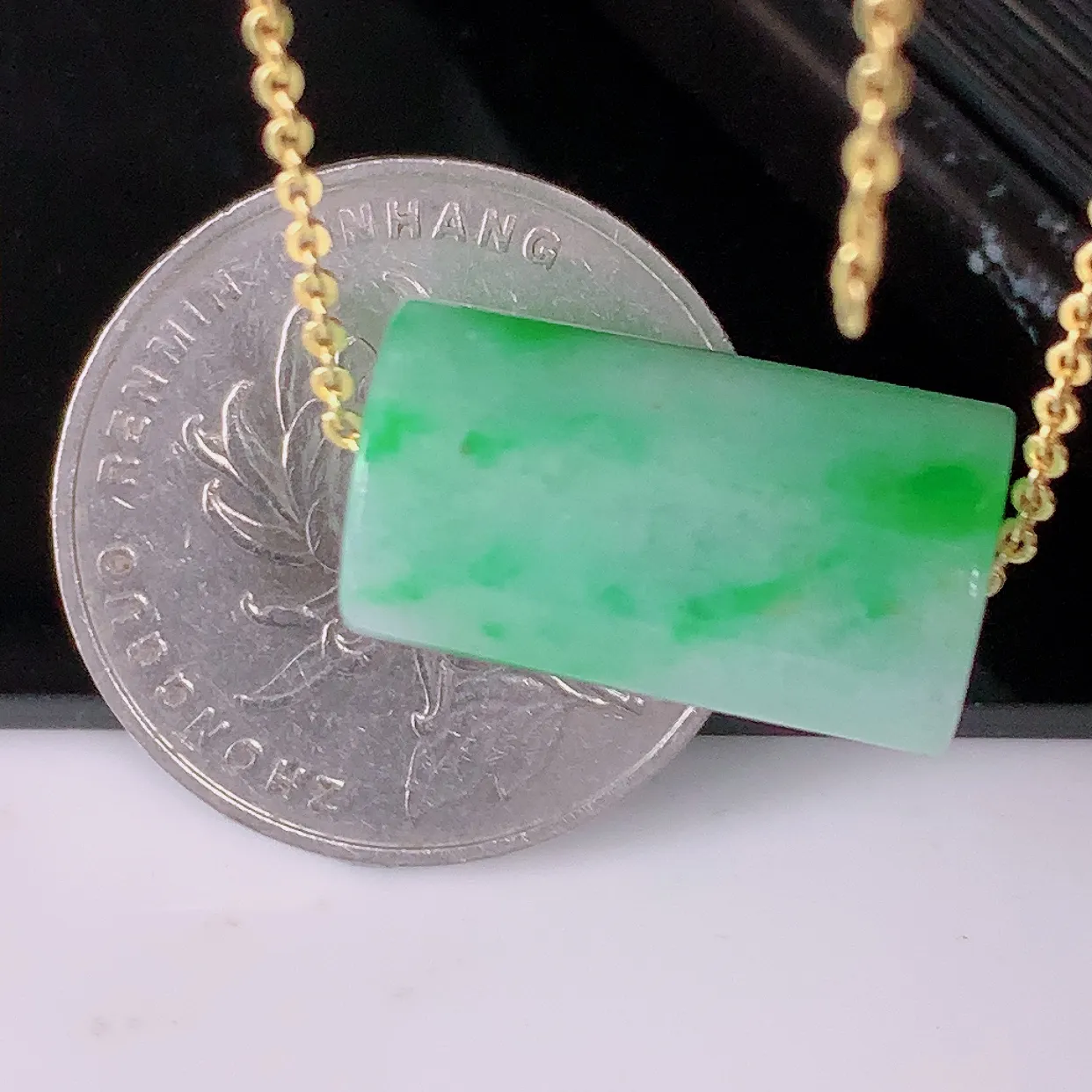 自然光实拍，冰润飘绿翡翠路路通吊坠，寓意时来运转、财源滚滚，款式新颖时尚，日常百搭的款！ 配图银链#05.22