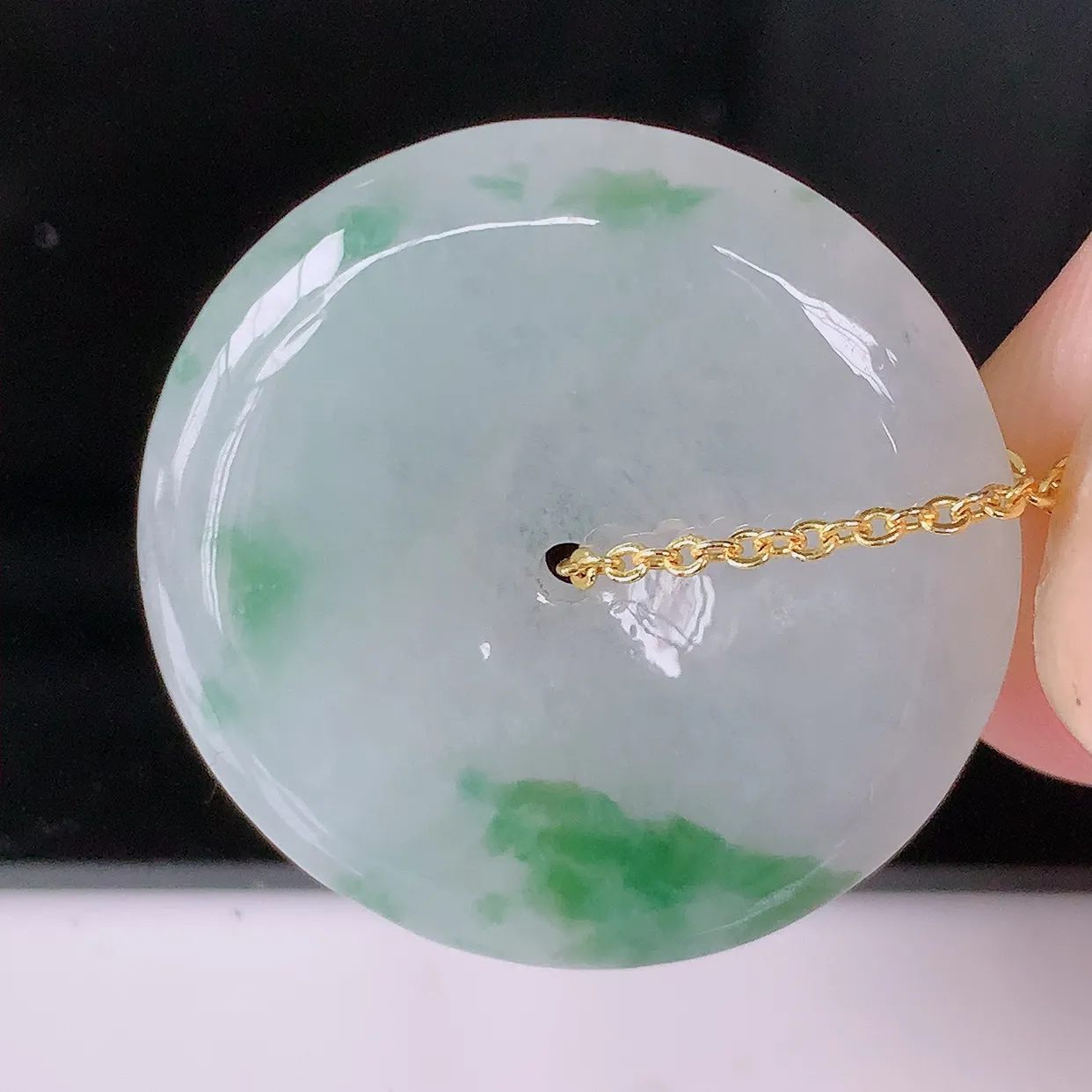 自然光实拍，冰润飘花平安扣翡翠吊坠，种老水足，雕工精湛 ，寓意美好， 佩戴时尚出众！#81.22