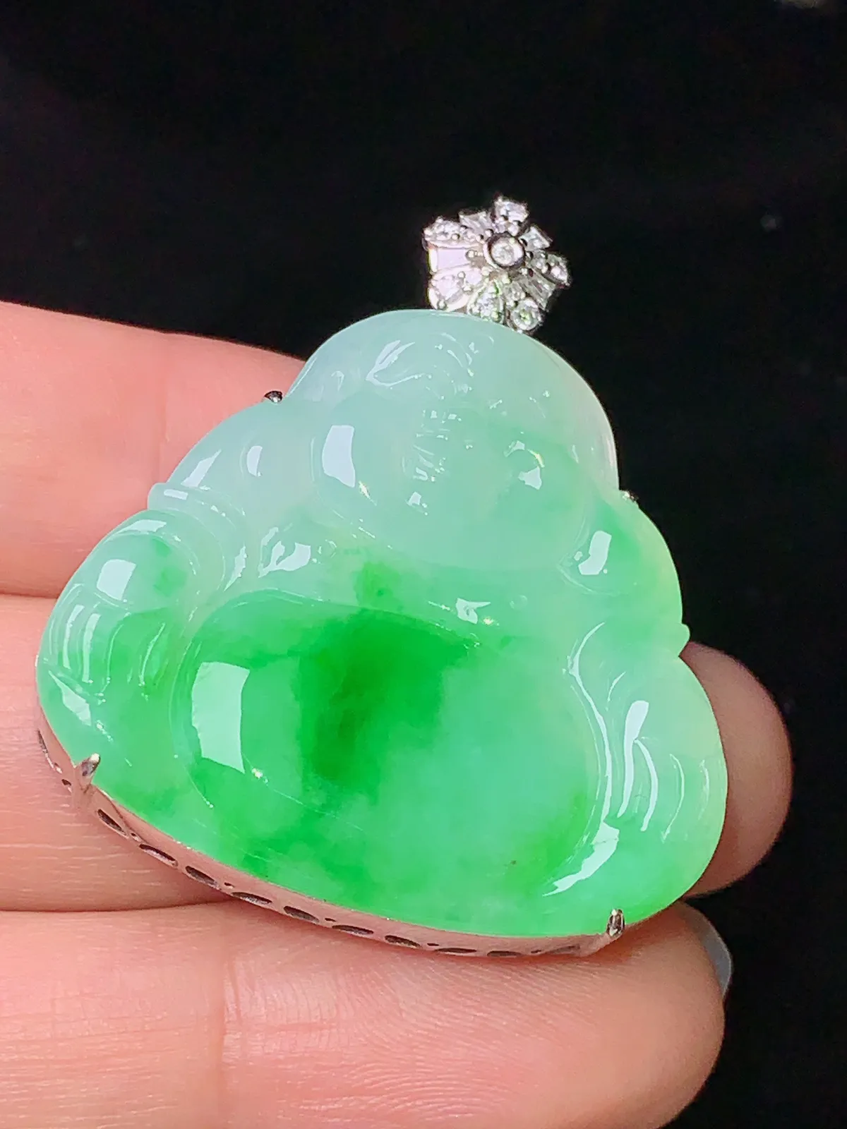18k金钻镶嵌飘绿佛公吊坠 玉质细腻 色泽艳丽 整体尺寸38.3*32*8.7