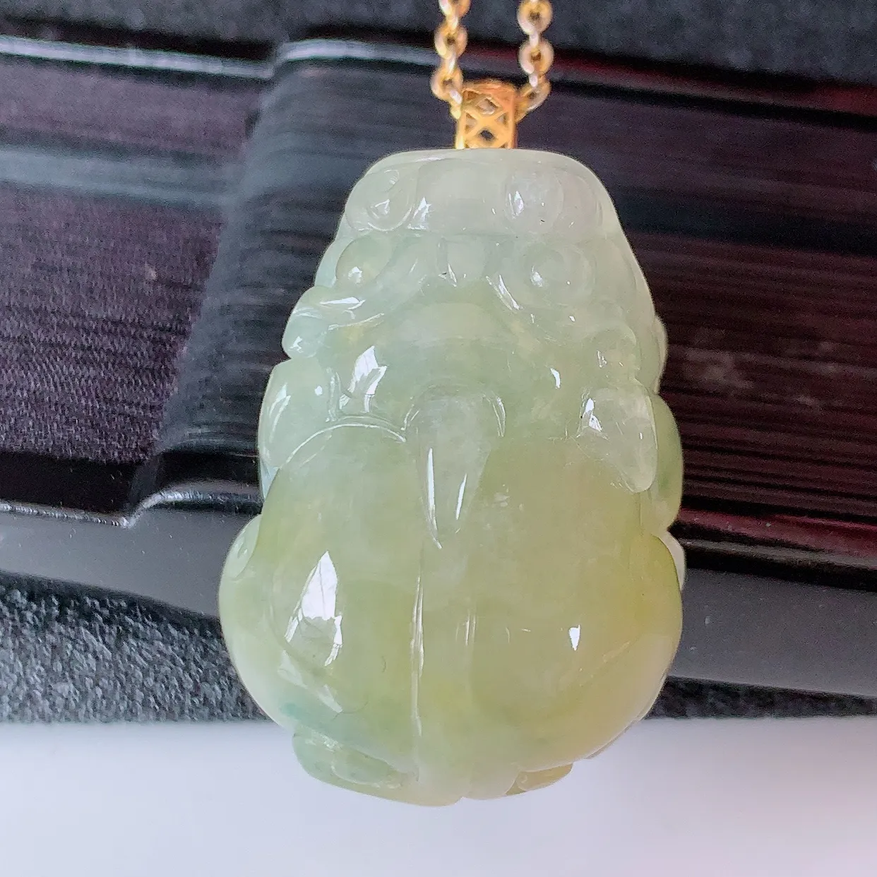 18k金镶嵌冰黄翡貔貅翡翠吊坠，款式新颖，佩戴效果时尚出众，尽显气质，水润精细，美感十足。#1.16整体30*裸石  24.5-18*12