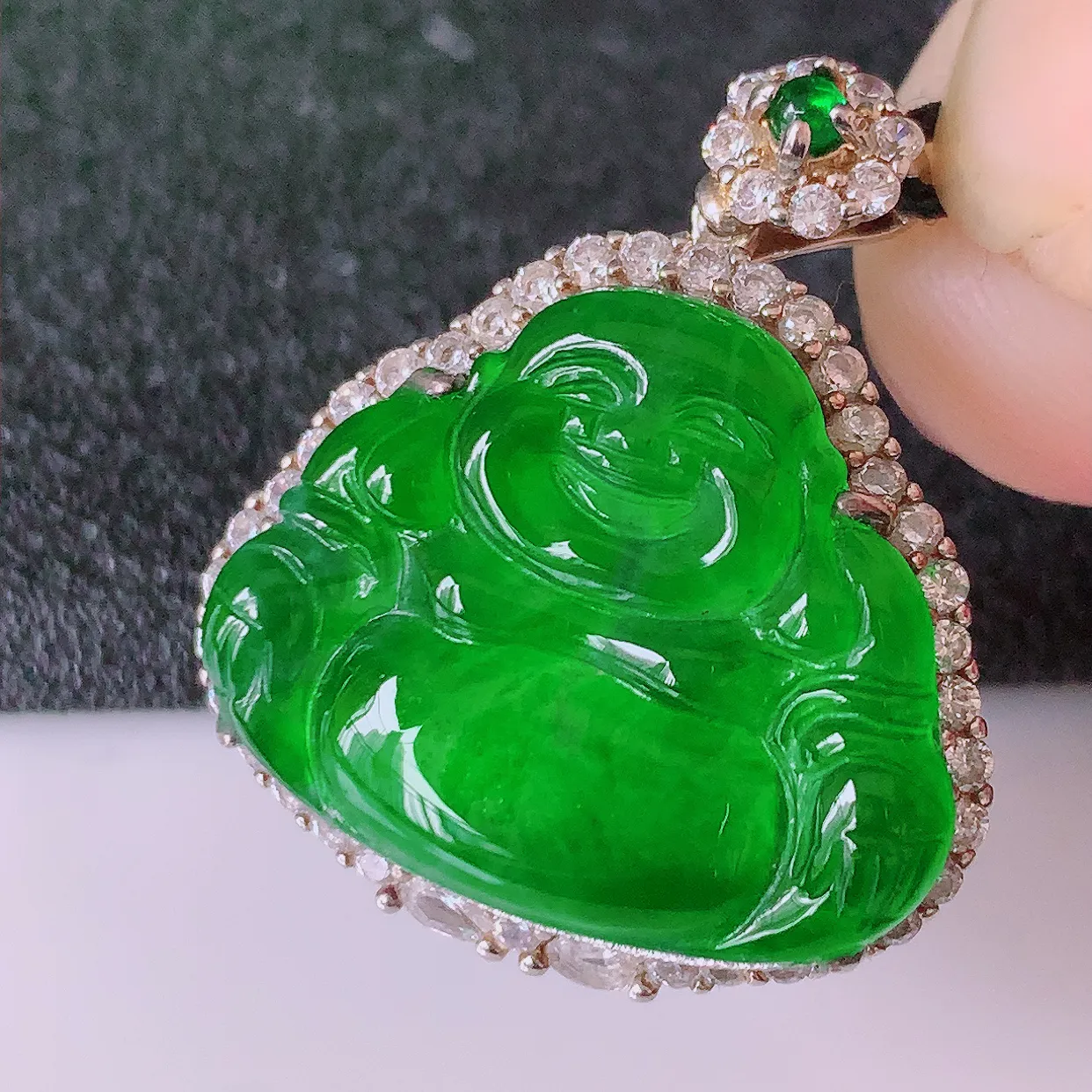 冰透满绿翡翠925银镶嵌佛公吊坠，自然光实拍，翠色灵动，颜色漂亮，种老水足，品相佳，佩戴佳品！#97.16整体27.5*23.5*8.8 裸石21*17