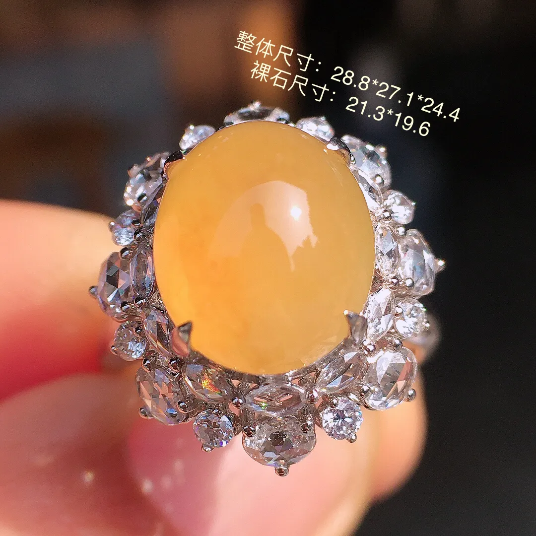 黄翡蛋面戒指，色泽均匀艳丽，玉质细腻，荧光感超
强，饱满圆润，尽显优雅气质，18k
金豪华镶嵌