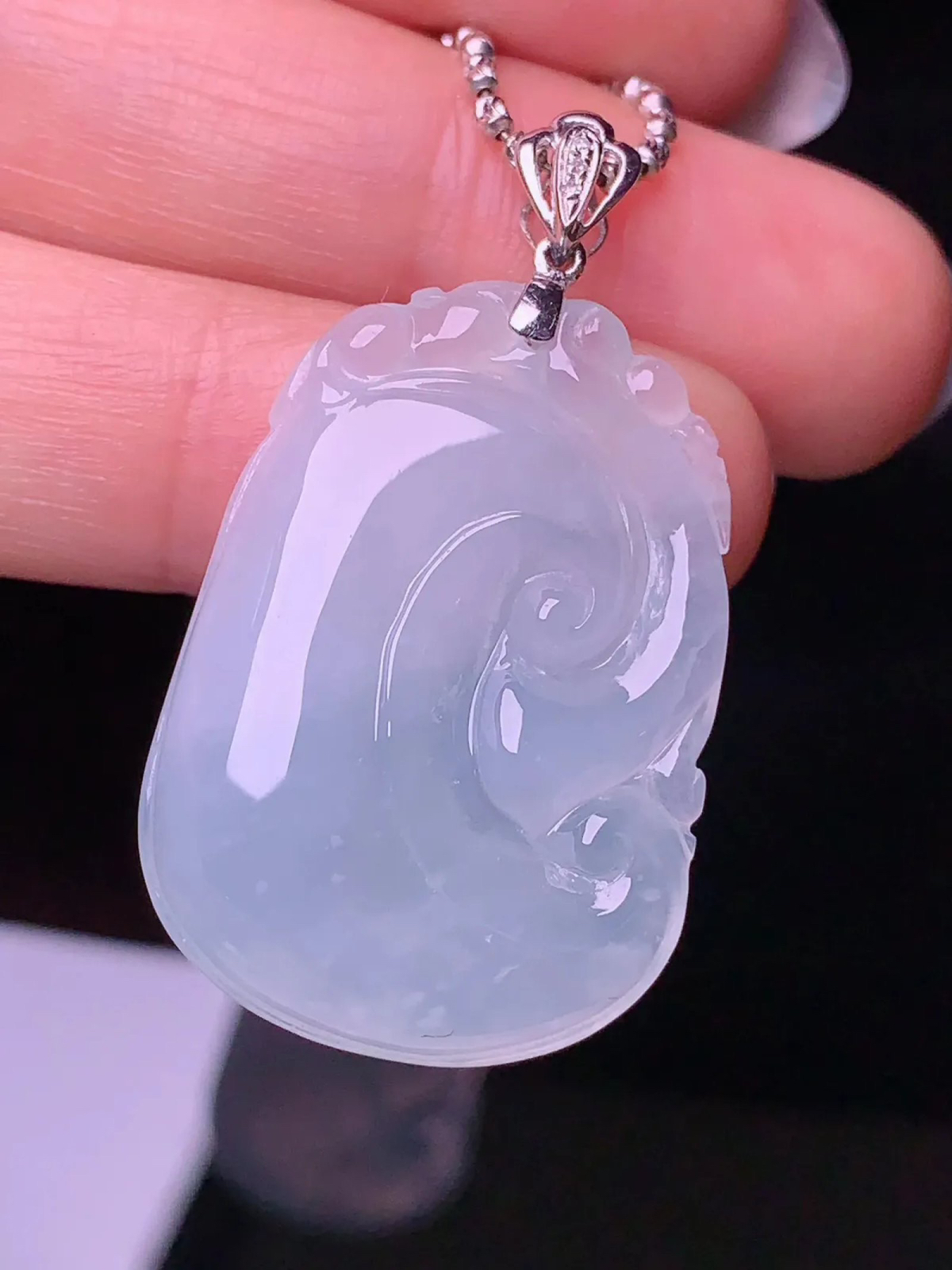 18k金钻镶嵌冰种如意吊坠 玉质细腻 色泽艳丽 整体尺寸38*22*6