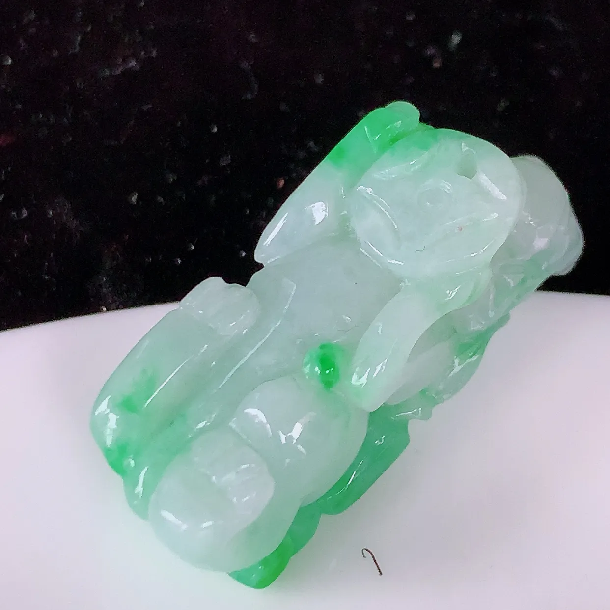 自然光实拍，冰飘绿翡翠招财貔貅吊坠，民间有“一摸貔貅运程旺盛，再摸貔貅财运滚滚三摸貔貅平步青云 ”的美好祝愿。#81.22