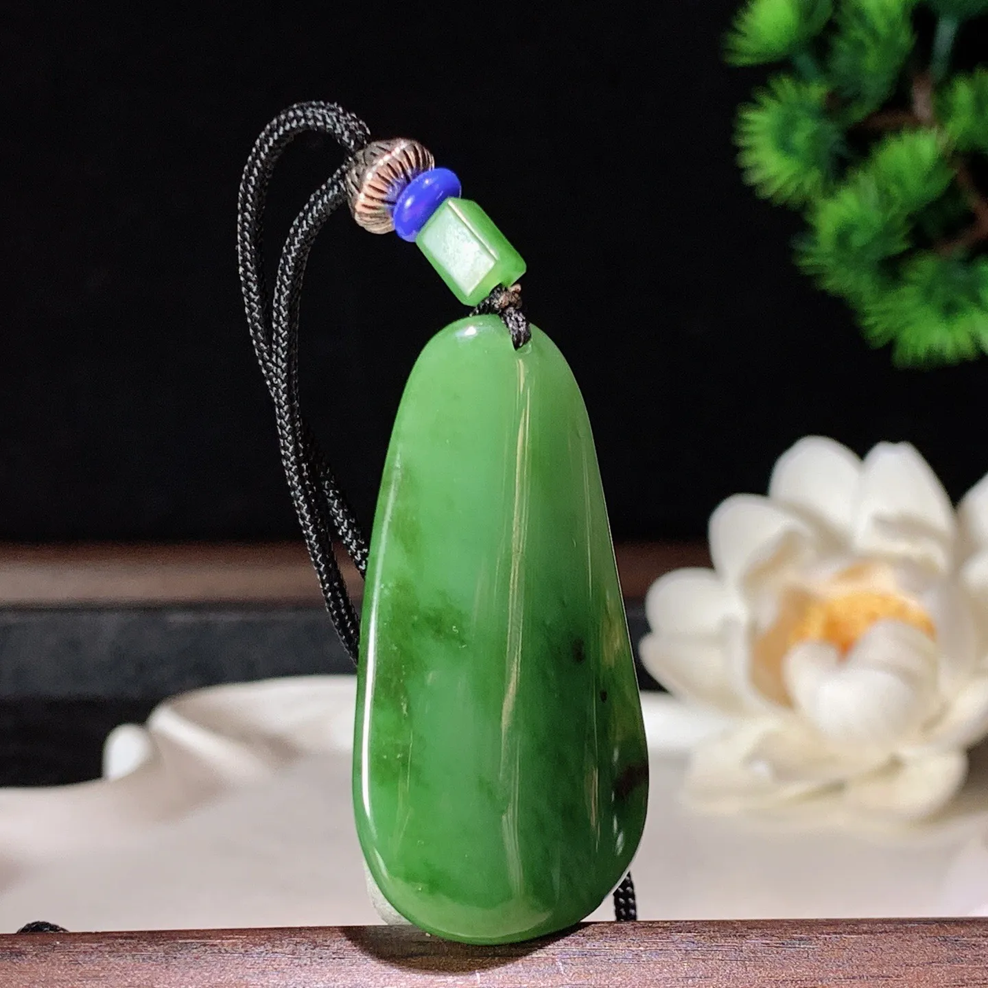 和田玉阳绿俄罗斯碧玉随型挂件 尺寸44/25/8重16克。玉质细腻油润。手推出油。佩戴高端典雅。lt