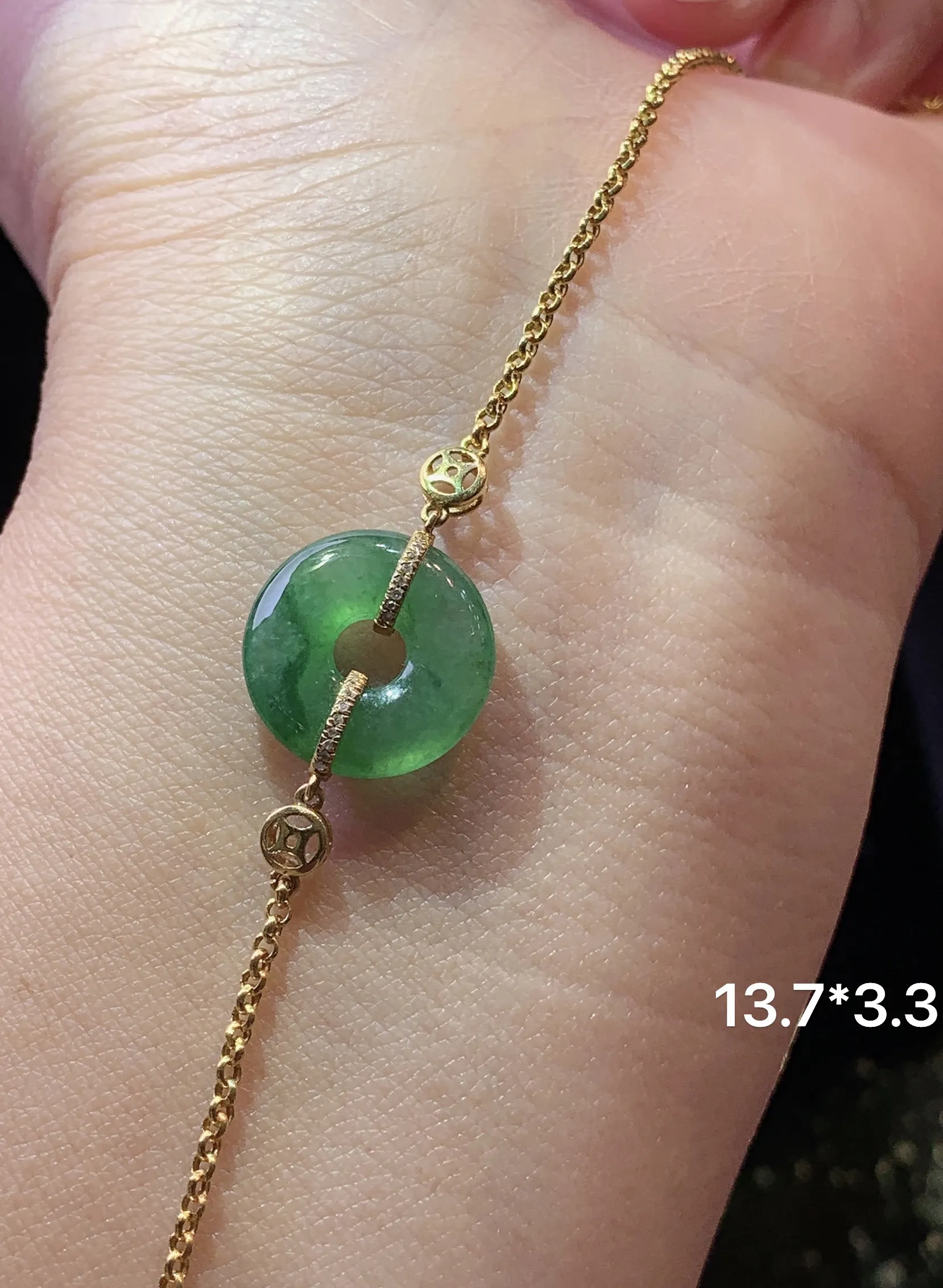 18k金镶嵌飘绿平安扣手链 玉质细腻 色泽清新艳丽 整体尺寸13.7*3.3
