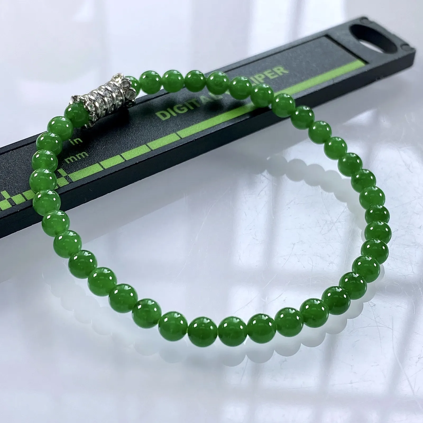 收藏级别，缅甸天然翡翠A货，卡4.4冰种起胶帝王绿小米珠小圆珠手串手链，尺寸：4.4mm/38颗，长度168mm，重量：6.22g