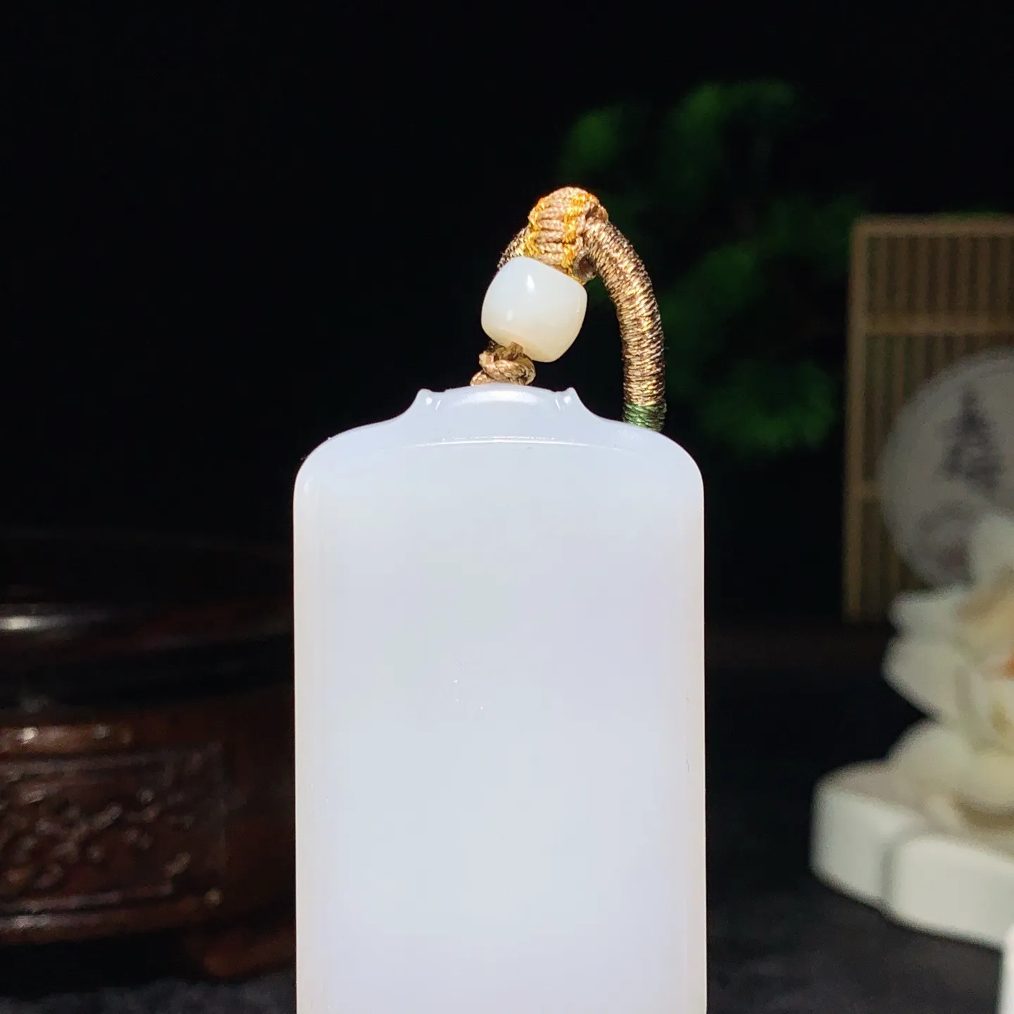 新疆和田玉白玉羊脂白平安无事牌挂件 尺寸49/29/7重29.8克。玉质细腻油润。手推出油。佩戴高端典雅。lt260127