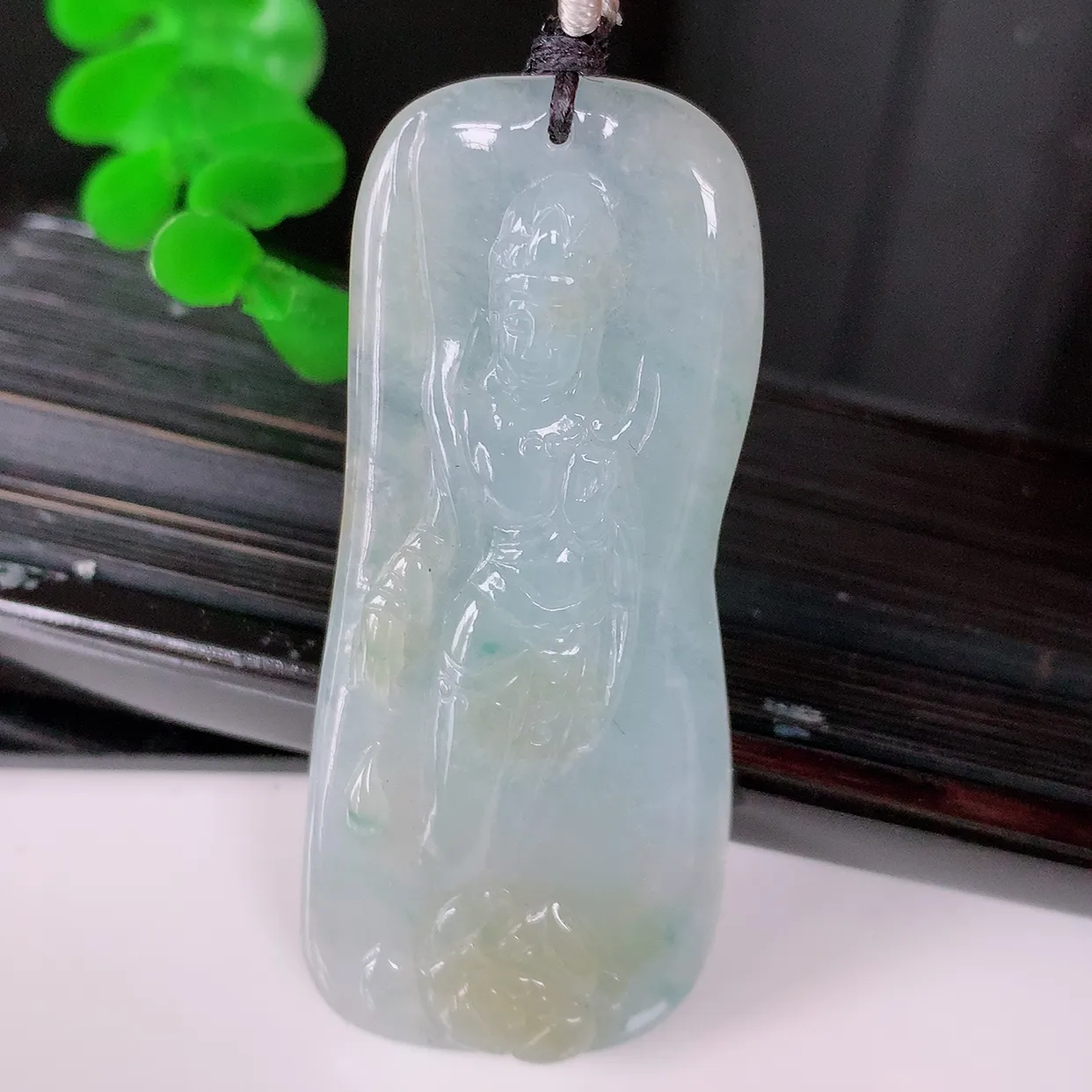 自然光实拍，冰种黄加绿翡翠观音菩萨吊坠，赐福观音，玉润通透， 慈祥端庄！#1.22