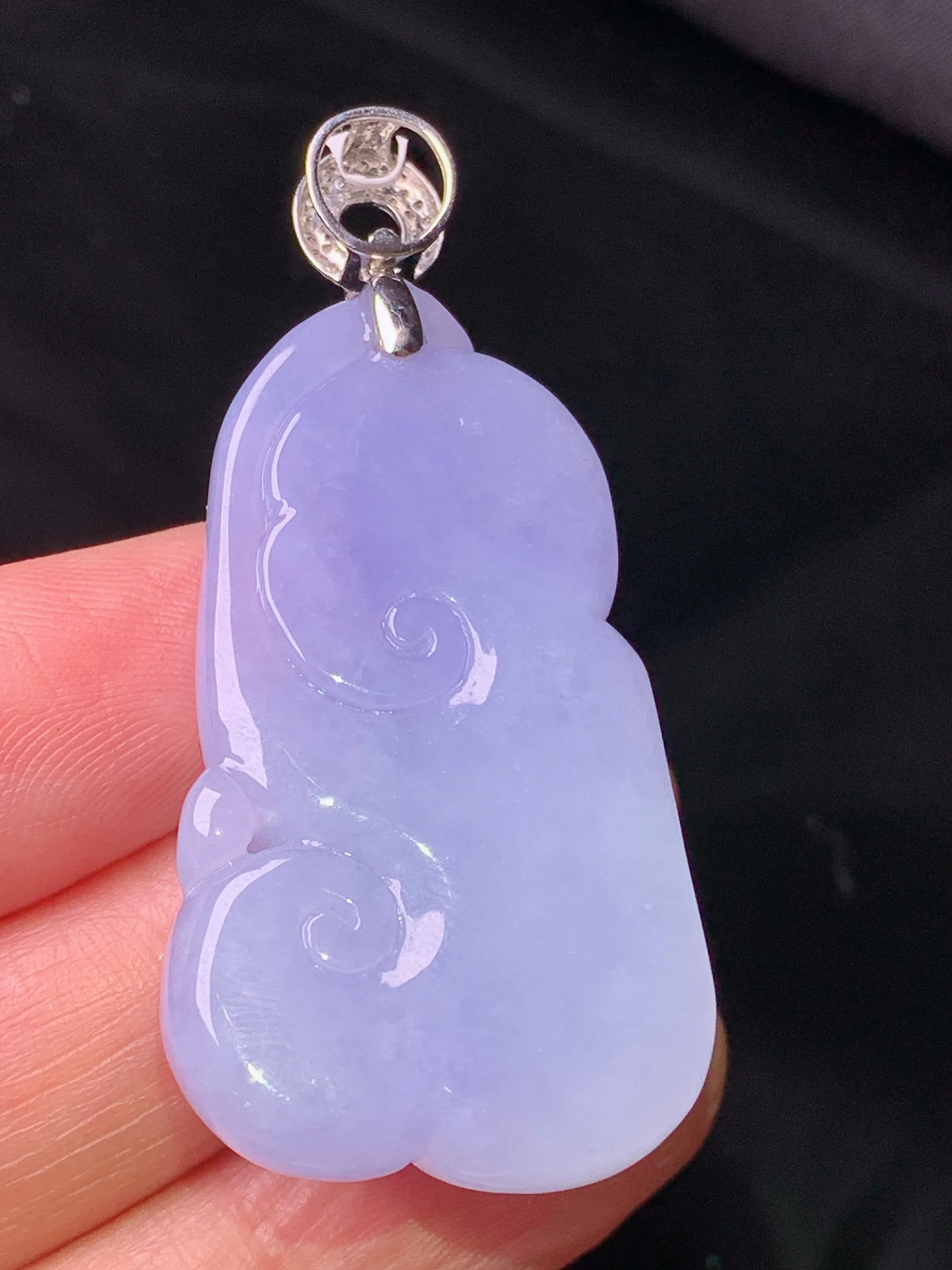 18k金镶嵌紫罗兰如意吊坠 玉质细腻 色泽清新艳丽 整体尺寸48.5*22.7*7