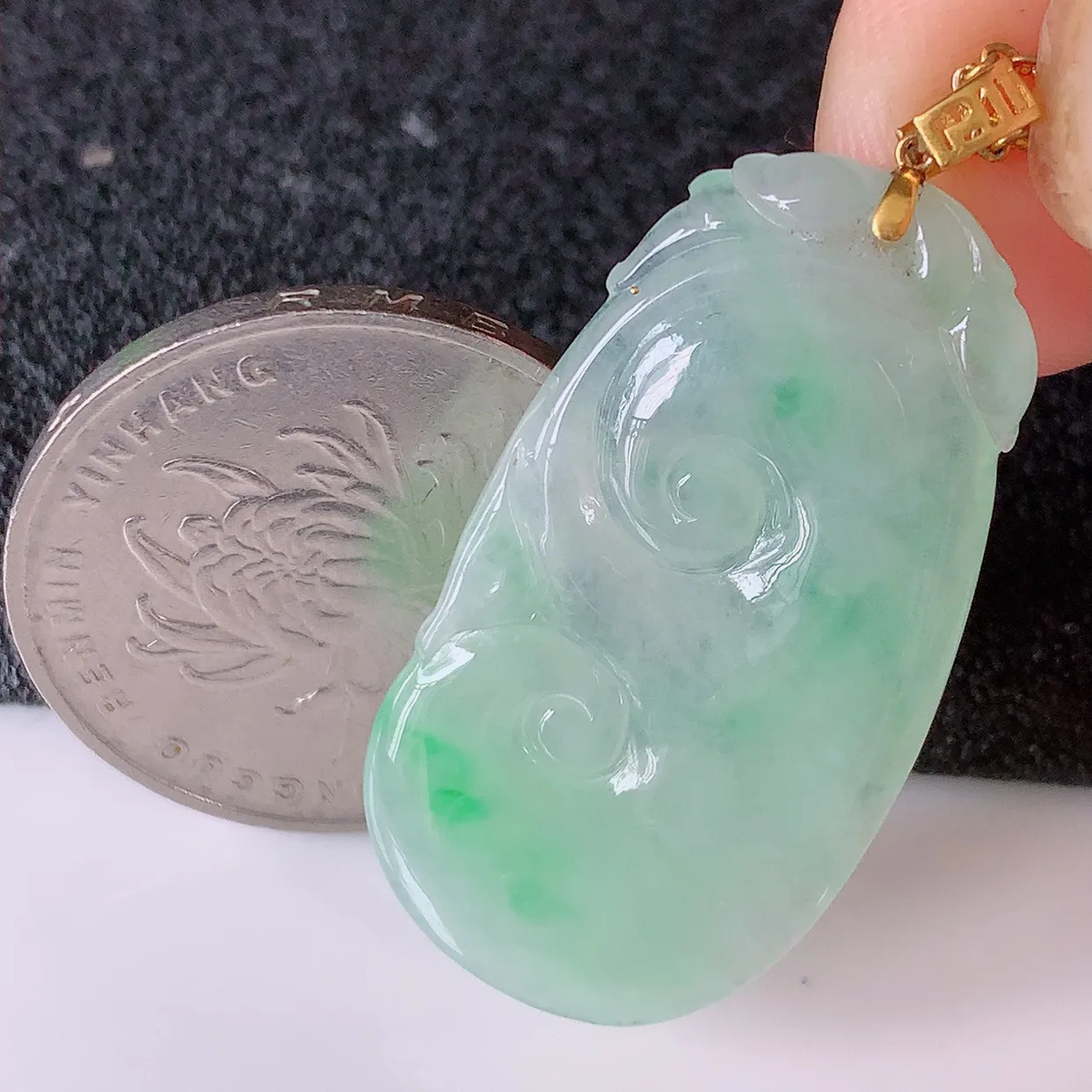 18K金镶嵌冰种飘绿翡翠如意吊坠，简单的镶嵌设计、让玉坠百搭又精致， 寓意着吉祥， 事事如意！#41.16