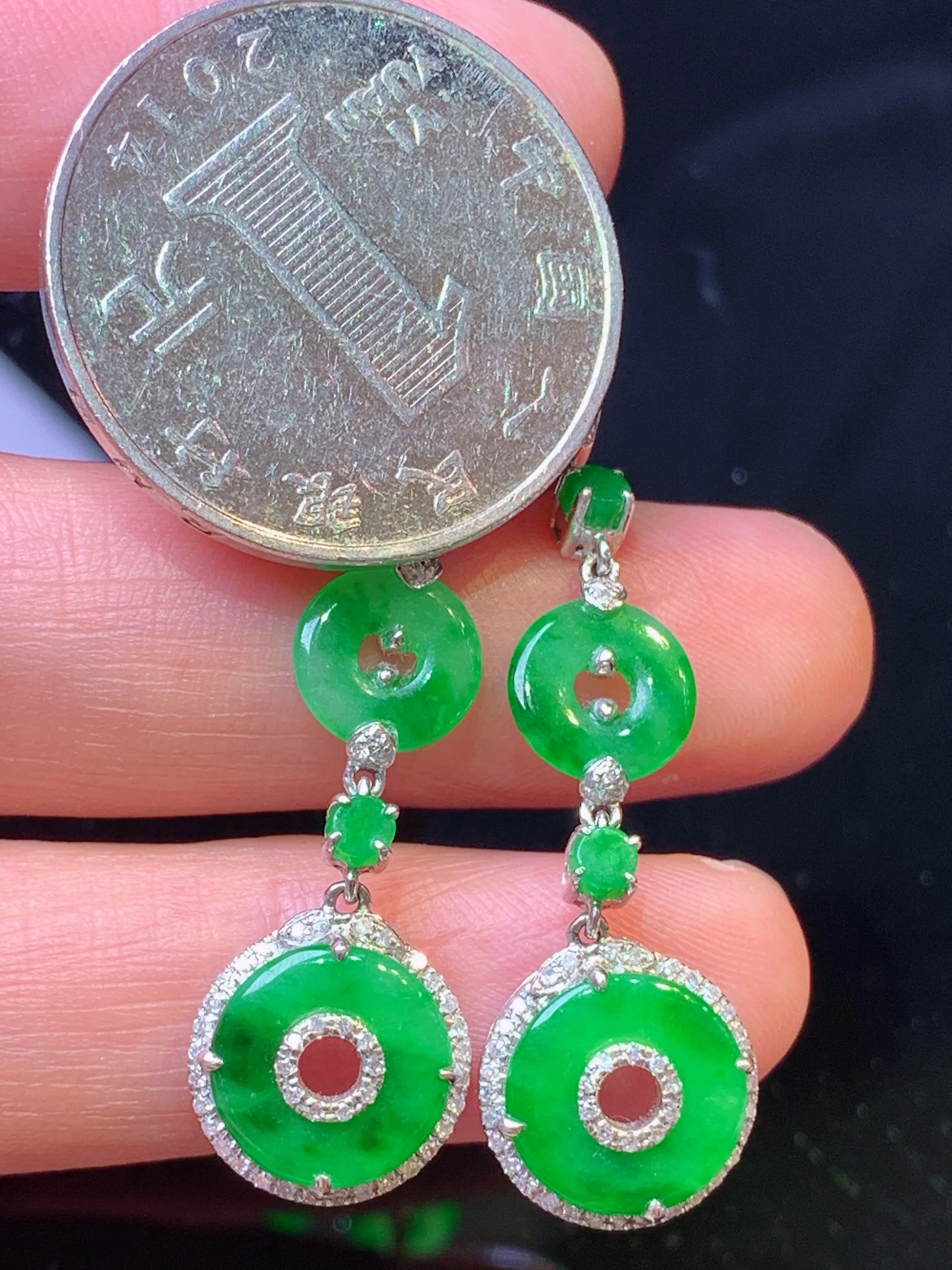 18k金钻镶嵌翠绿平安扣耳坠 玉质细腻 色泽清新艳丽 整体尺寸47.8*11.6*4