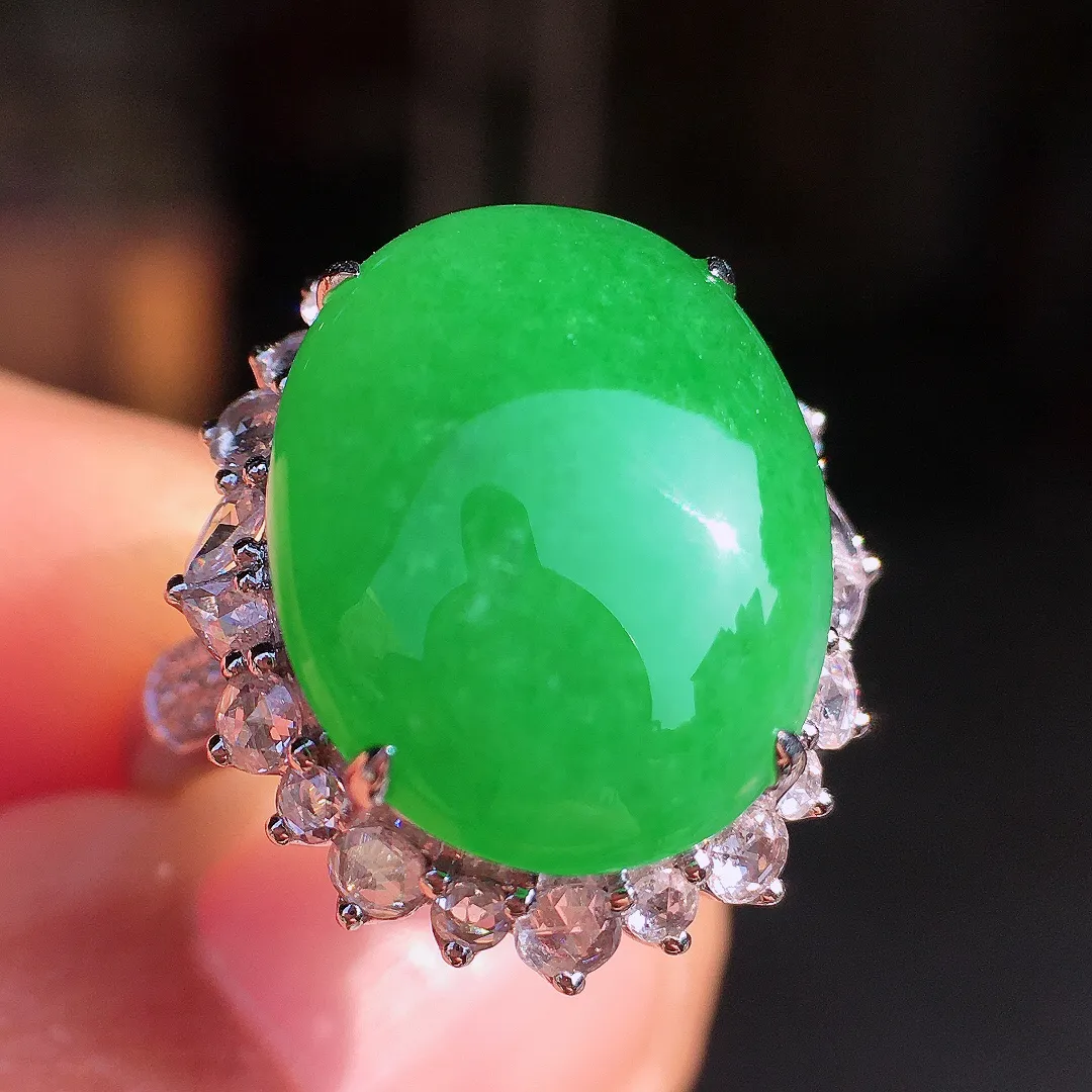 阳绿蛋面戒指，色泽均匀艳丽，玉质细腻，荧光感超
强，饱满圆润，尽显优雅气质，18k
金豪华镶嵌