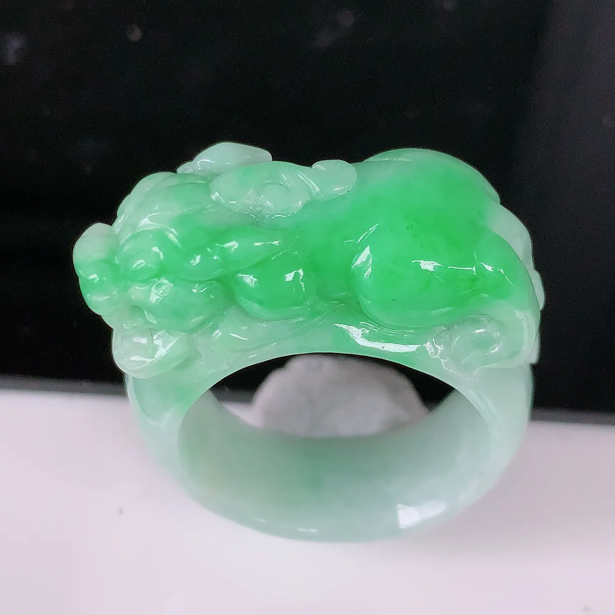 自然光实拍，飘绿翡翠貔貅扳指，20.2mm内径翡翠扳指，冰润指环，玉扳指，戒指，财源滚滚，玉质细腻起胶，24圈口，种水好！#1.22 尺寸33*20.2*12.5*9