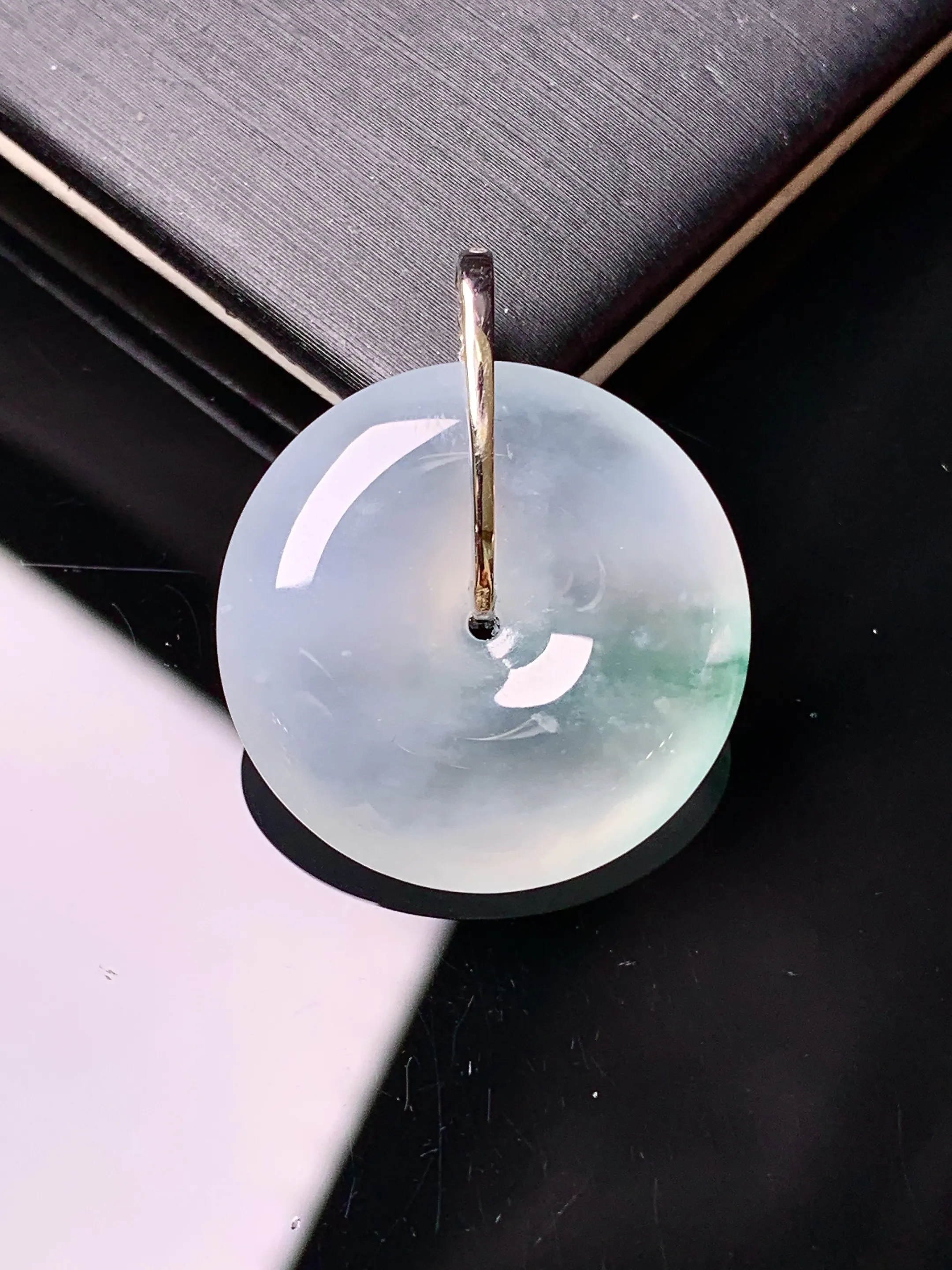 18k金钻镶嵌飘绿平安扣吊坠 玉质细腻 色泽清新艳丽 整体尺寸27.7*22.6*5.5