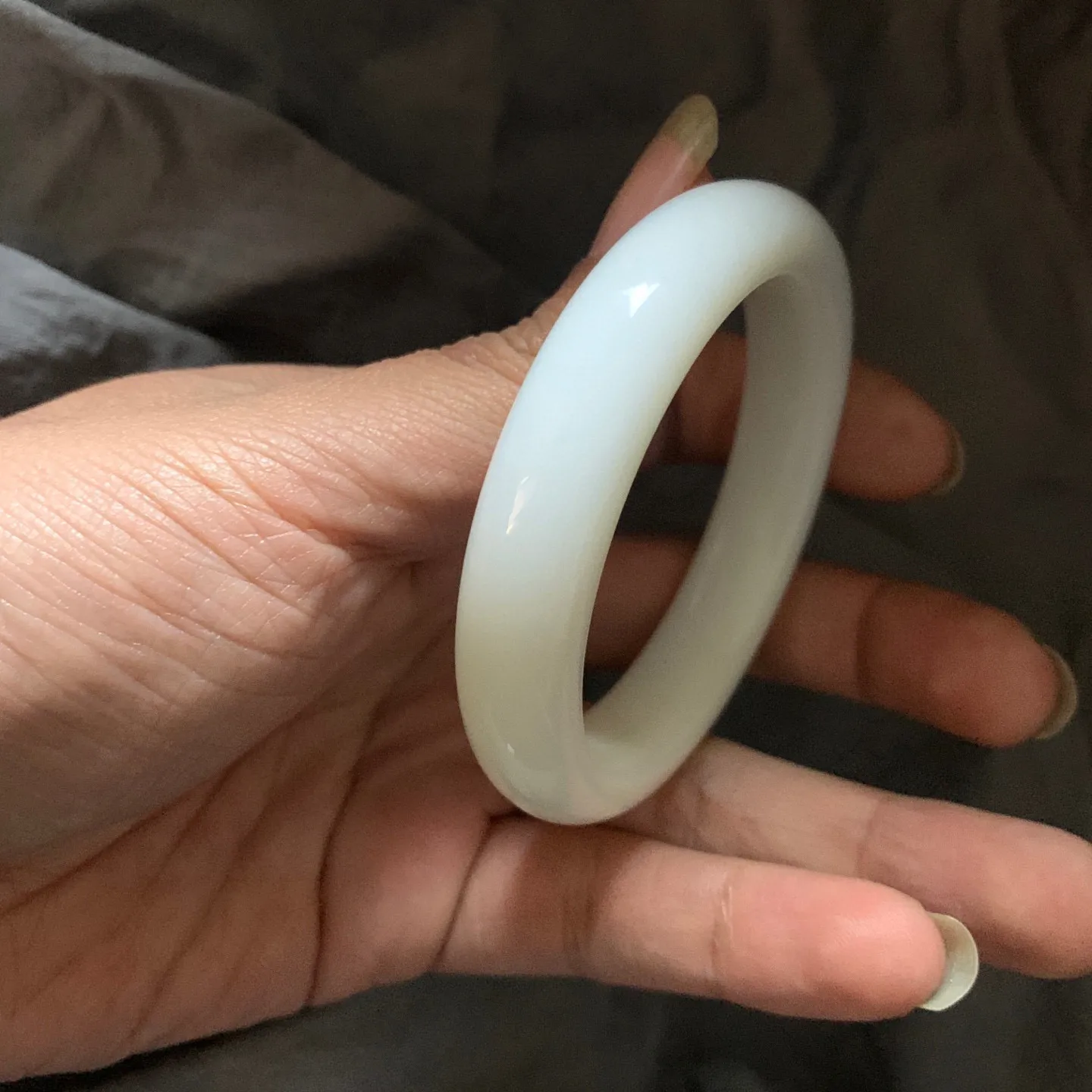 53.3圈口和田玉羊脂白手镯，和田玉53.3圈口手镯，镯型古朴典雅。在诗情画意的雨巷相遇，你是我腕间的一抹风情，有你眸有深情.清风荡漾湖间静水，我愿俯身低眉，在烟波涟漪处寻