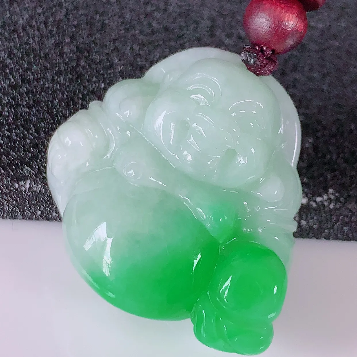 自然光实拍，冰润飘阳绿翡翠佛公吊坠，开心笑佛，种老水足，颜色漂亮， 立体饱满圆润， 佩戴效果赞#46.16